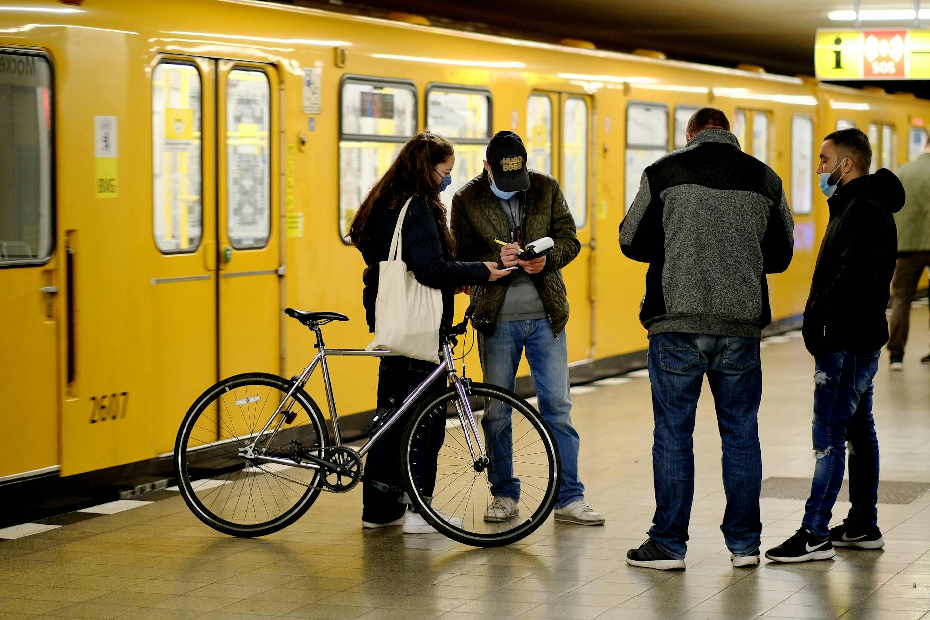 Mitte: Bei einer Fahrscheinkontrolle in der Berliner U-Bahn kommt es zu Handgreiflichkeiten.