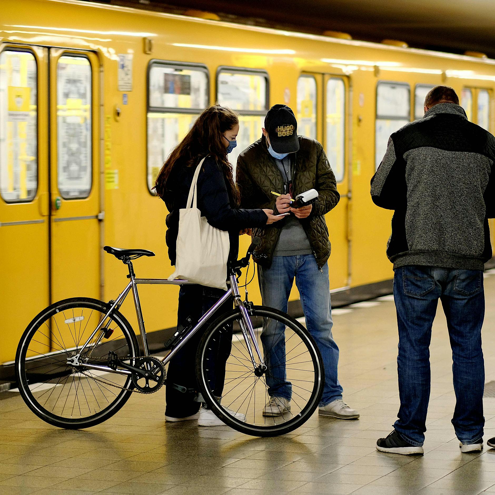 Mitte: Fahrscheinkontrolle eskaliert – Beteiligter zieht Taschenmesser