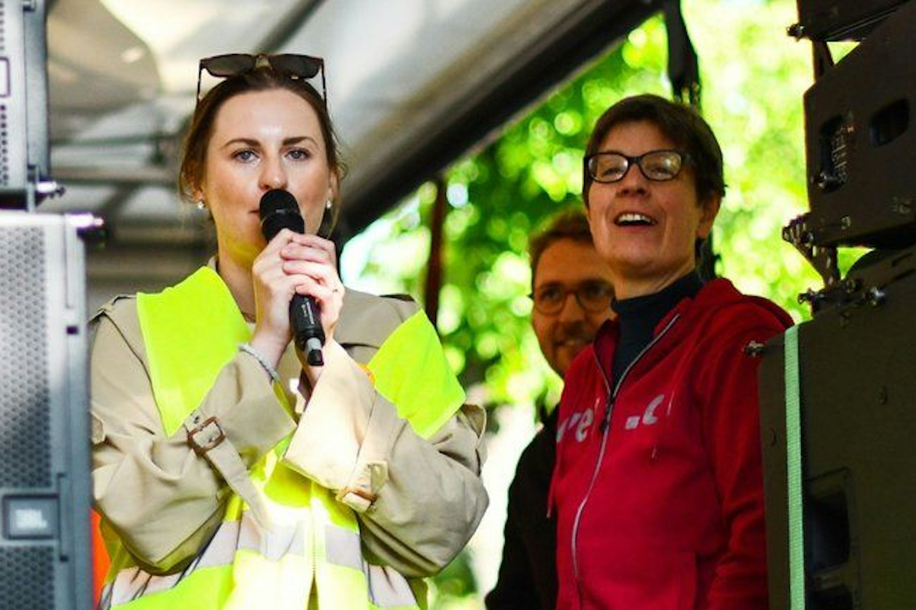 Mitarbeiter des Berliner Helios Klinikum auf einer Kundgebungsbühne: An dem Standort Berlin-Buch streiken gerade die Therapeuten.