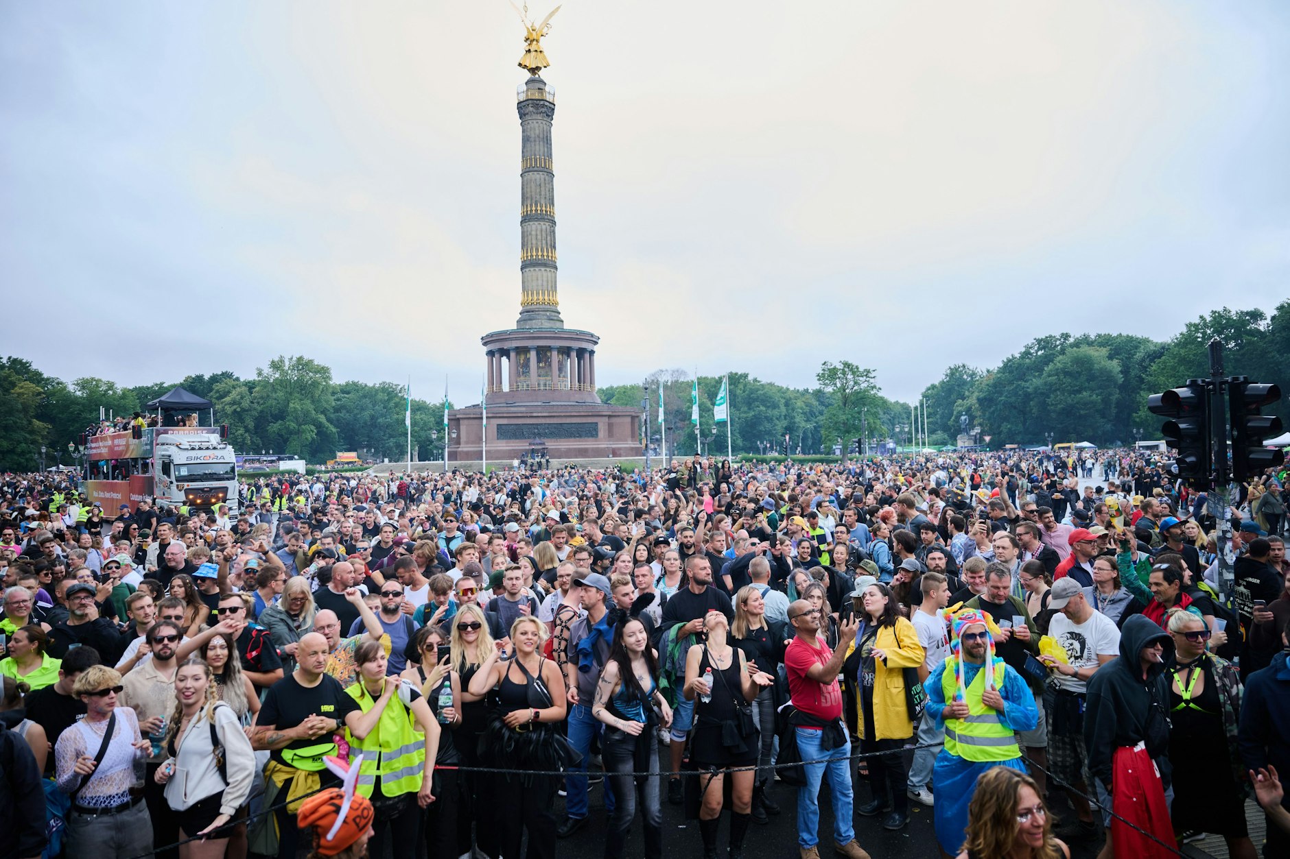 Rave the Planet 2025: Rund 100.000 Menschen feierten laut Polizei trotz Regen am vergangenen Wochenende in Berlin.