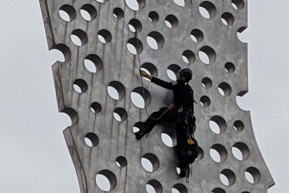 Aktivisten haben ein Banner an der Berliner Skulptur angebracht.