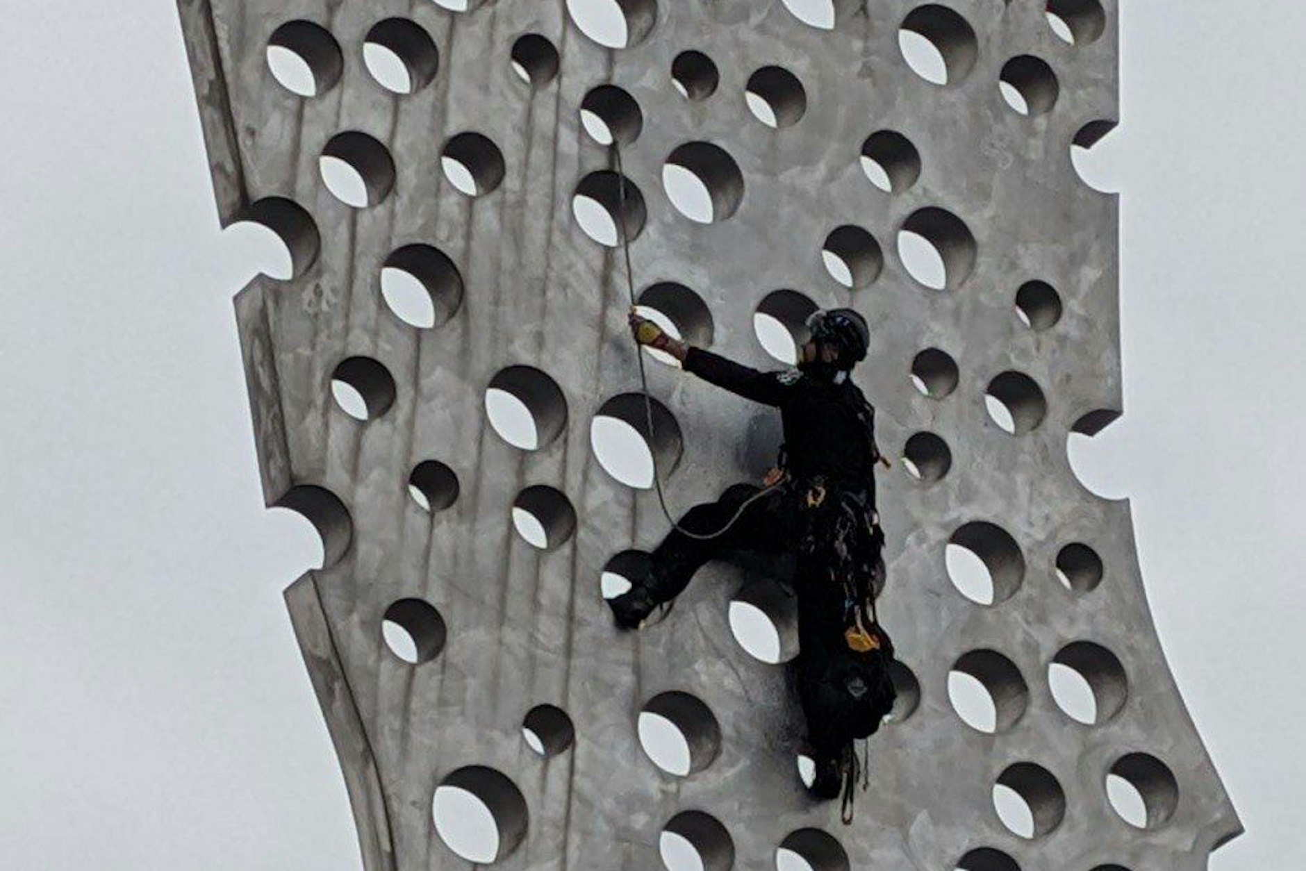 Aktivisten haben ein Banner an der Berliner Skulptur angebracht.