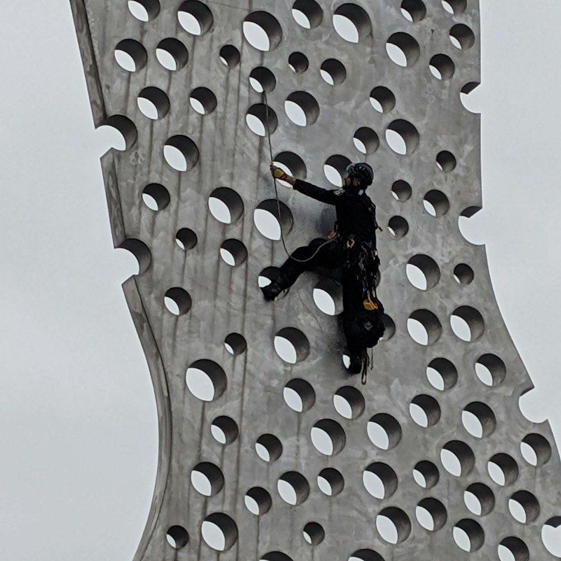 „Free Maja“: Aktivisten befestigen Banner an Berliner Molecule Men
