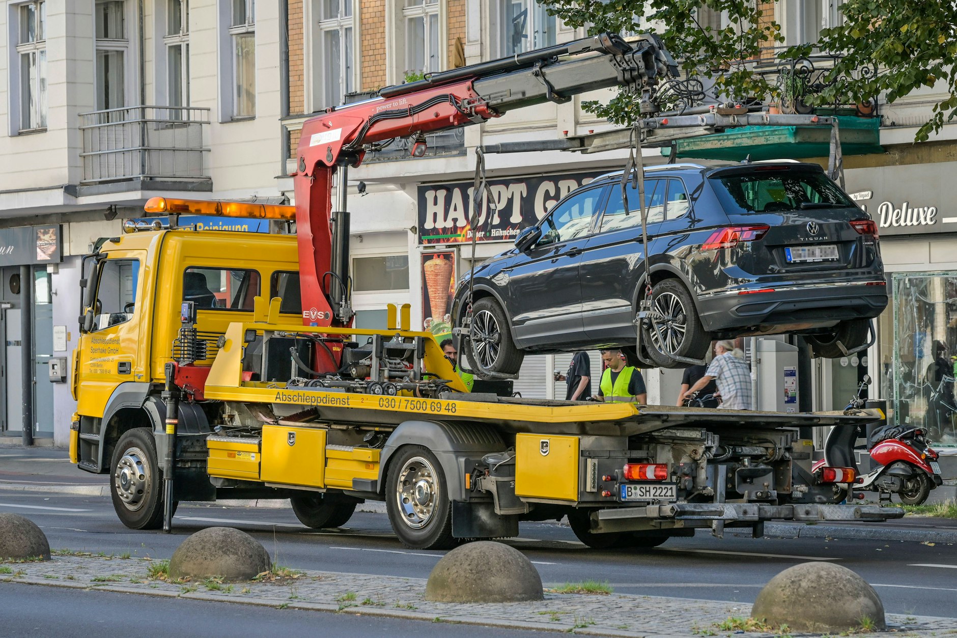 Ein in Berlin eher seltener Anblick: Das Auto eines Falschparkers wird abgeschleppt und umgesetzt.