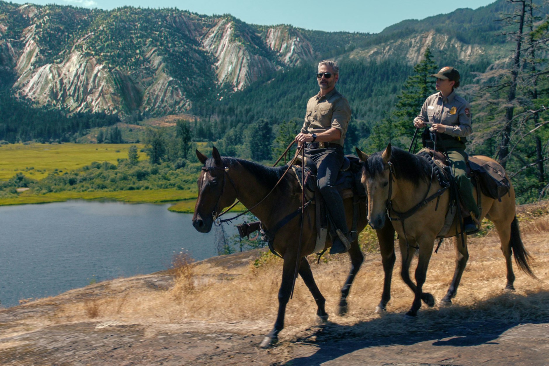 Eric Bana als Kyle Turner und Lily Santiago als Naya Vasquez in „Untamed“