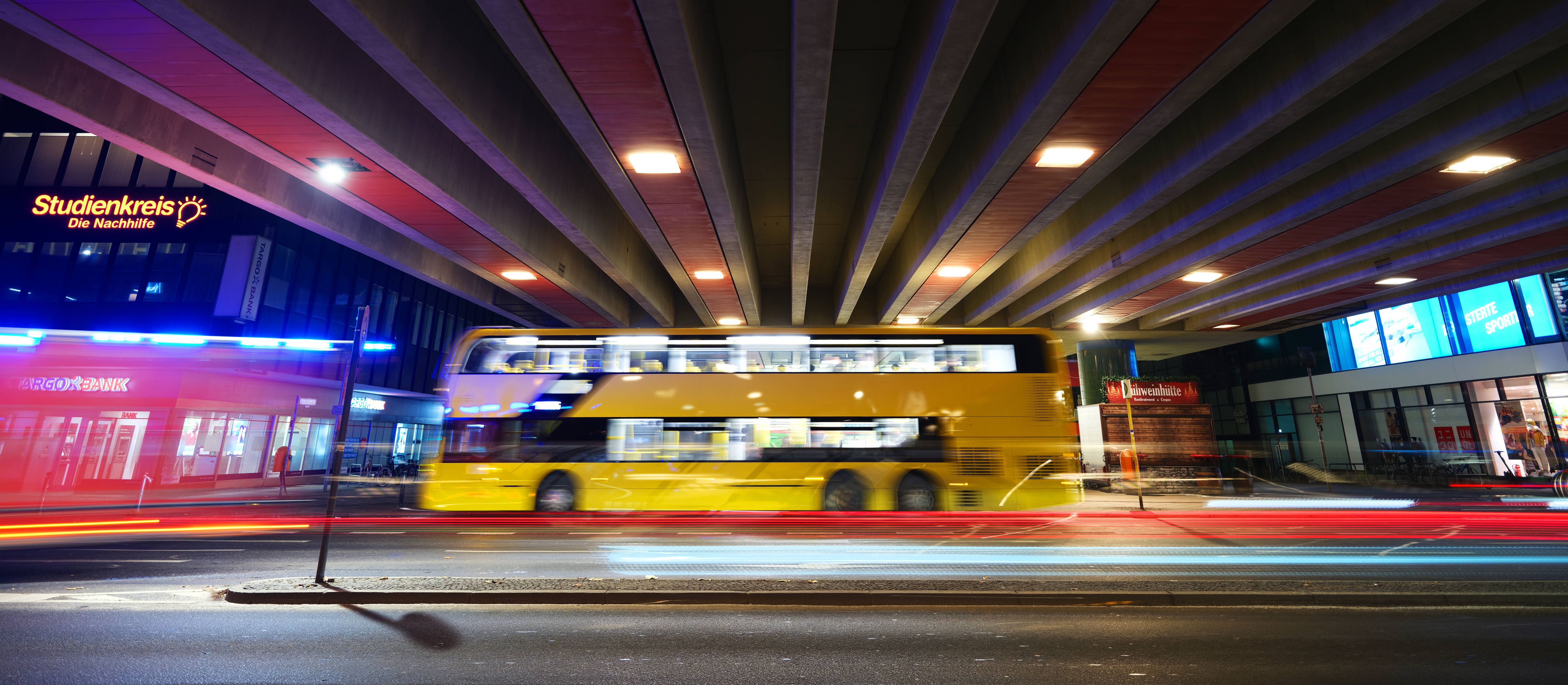 Albtraum im Nachtbus in Berlin: Frauen belästigt – von ZEHN Männern