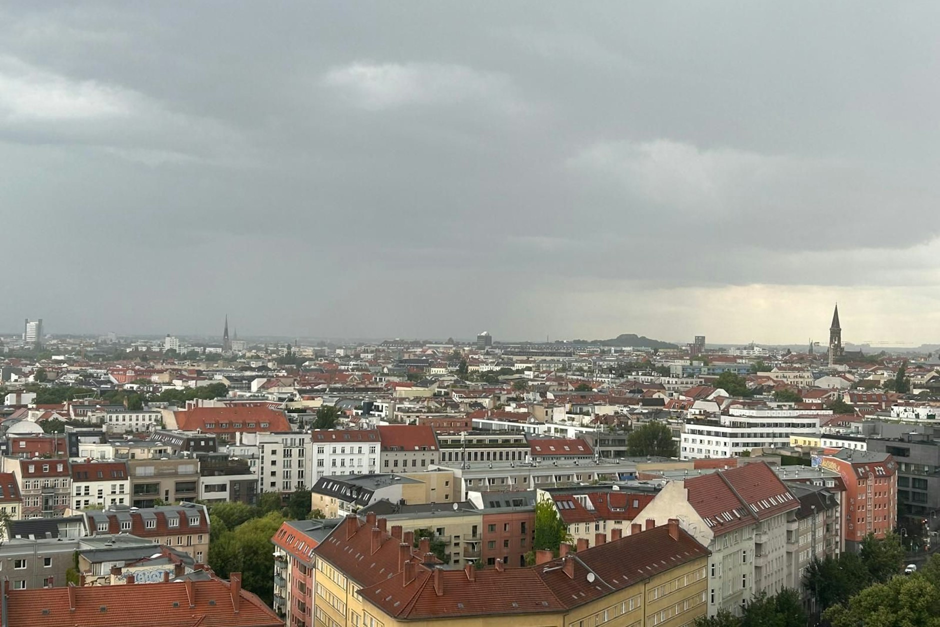 Blick aus dem Verlagsgebäude des Berliner KURIER am Alexanderplatz: Hier rollt die Gewitterfront über Berlin.