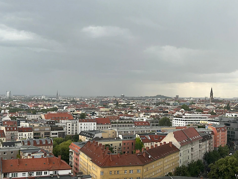 Blick aus dem Verlagsgebäude des Berliner KURIER am Alexanderplatz: Hier rollt die Gewitterfront über Berlin.