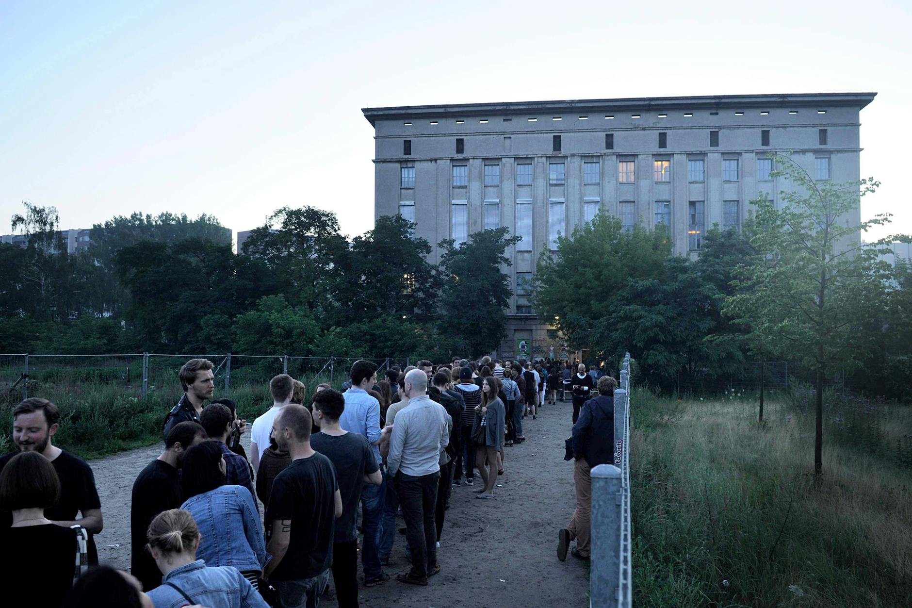 2012 sah die Welt noch etwas anders aus: klassische Schlange vor dem Techno-Club Berghain.