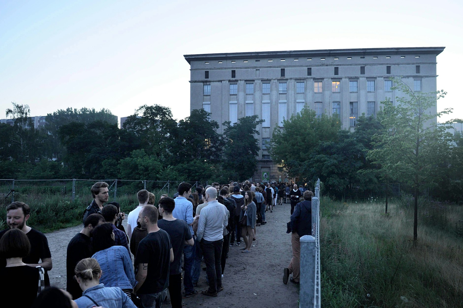 2012 sah die Welt noch etwas anders aus: klassische Schlange vor dem Techno-Club Berghain.