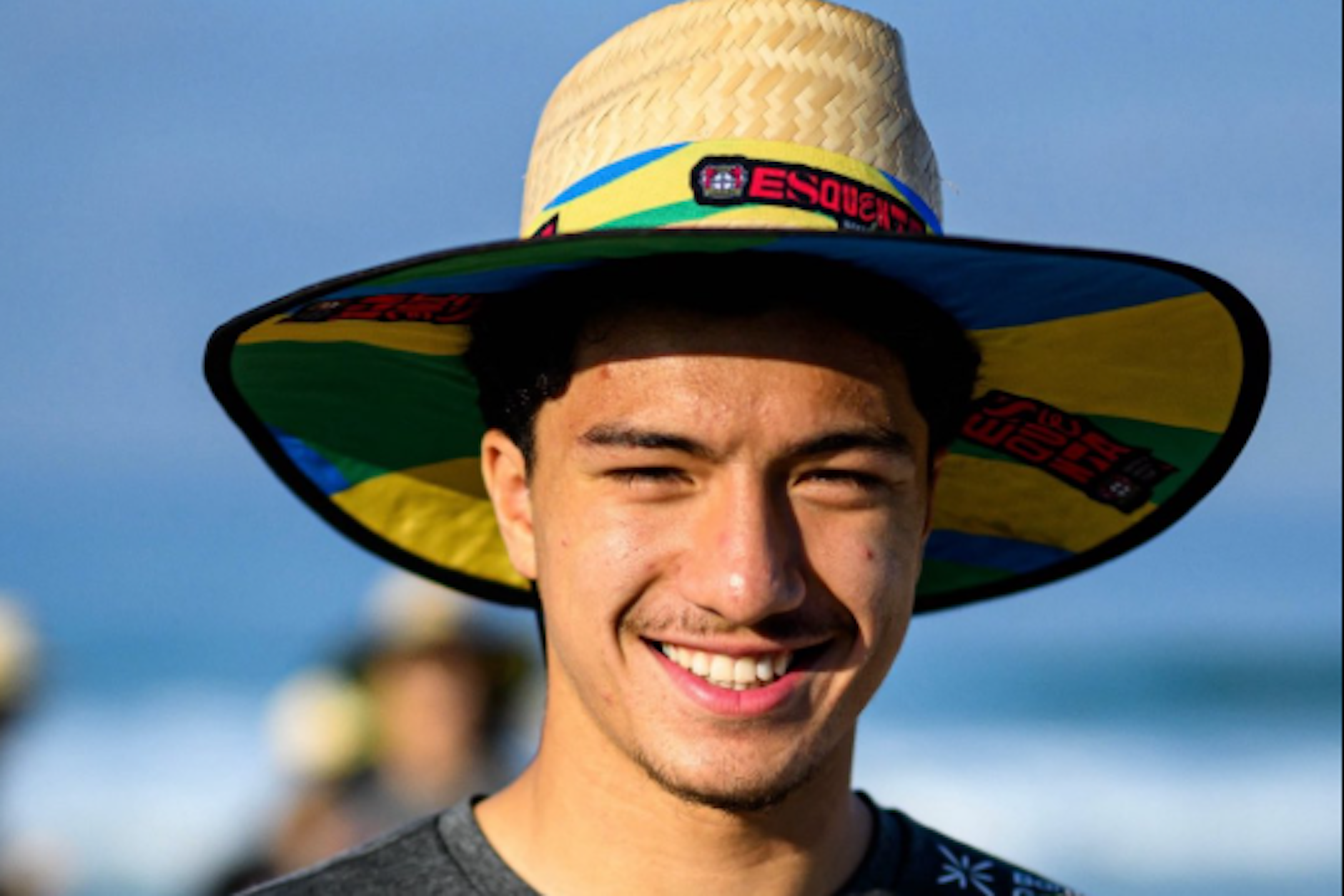 Herthas Superjuwel Ibo Maza ist gut gelaunt mit Strohhut in Rio de Janeiro gelandet. Nicht zum Urlaub, sondern Trainingscamp mit Leverkusen unterm Zuckerhut.