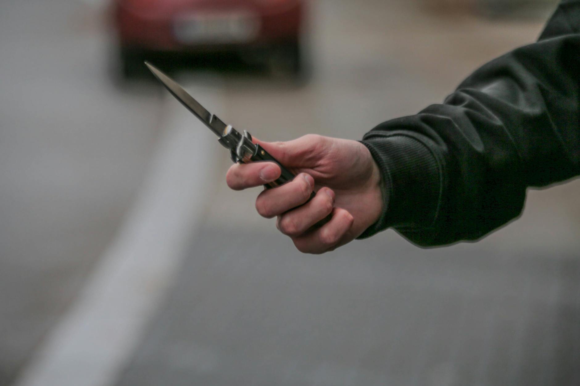 Ein Mann soll mit einem Messer eine 19-Jährige in Steglitz attackiert haben.