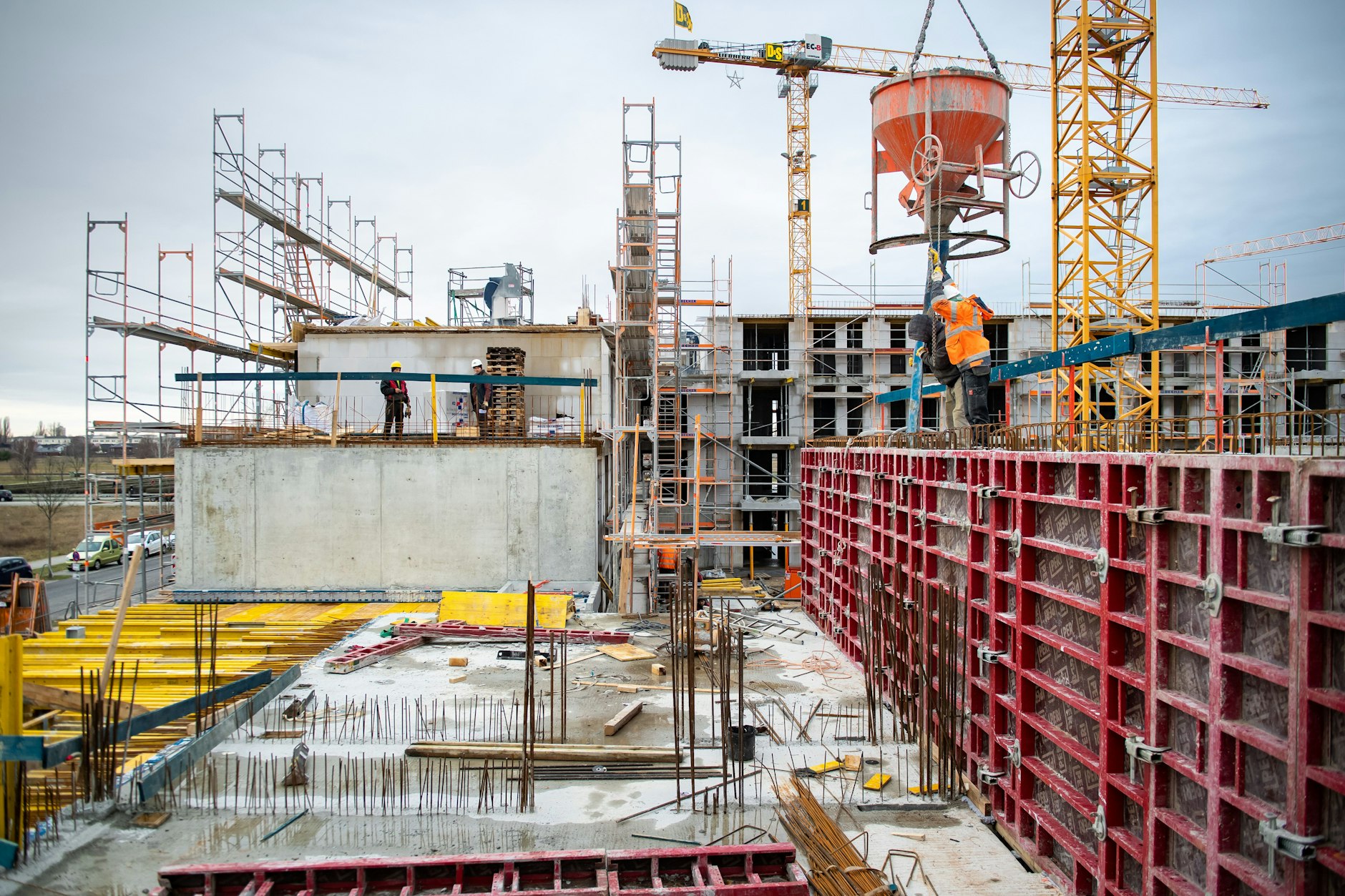Seit Jahren angekündigt, will das Bündnis für Wohnungsneubau jetzt wirklich den Bau-Turbo in Berlin ankurbeln. Doch das neue Maßnahmenpapier sorgt für viel Kritik.
