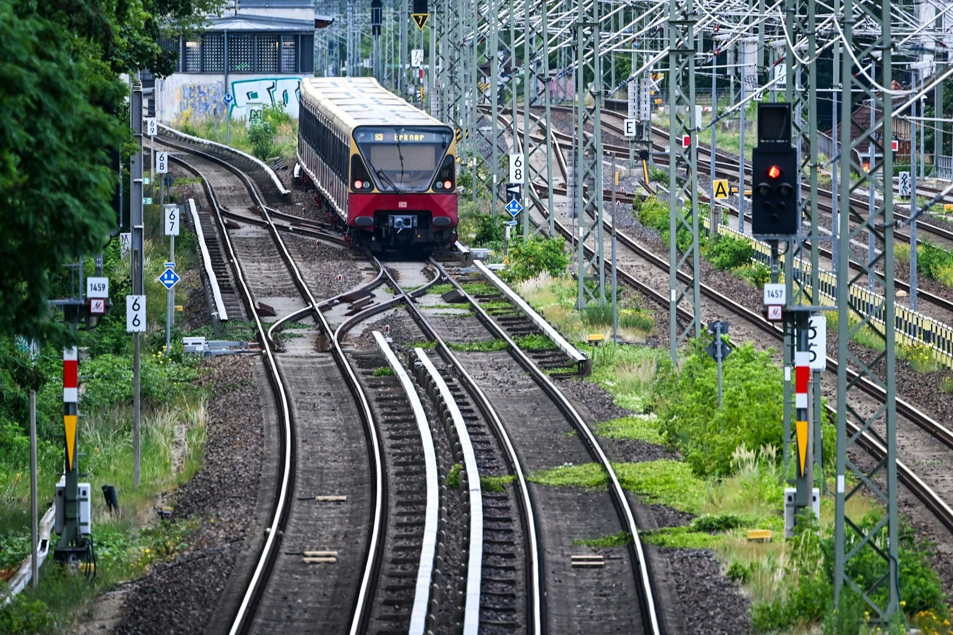 Ein S-Bahn mit Zielbahnhof Erkner steht auf den Gleisen.