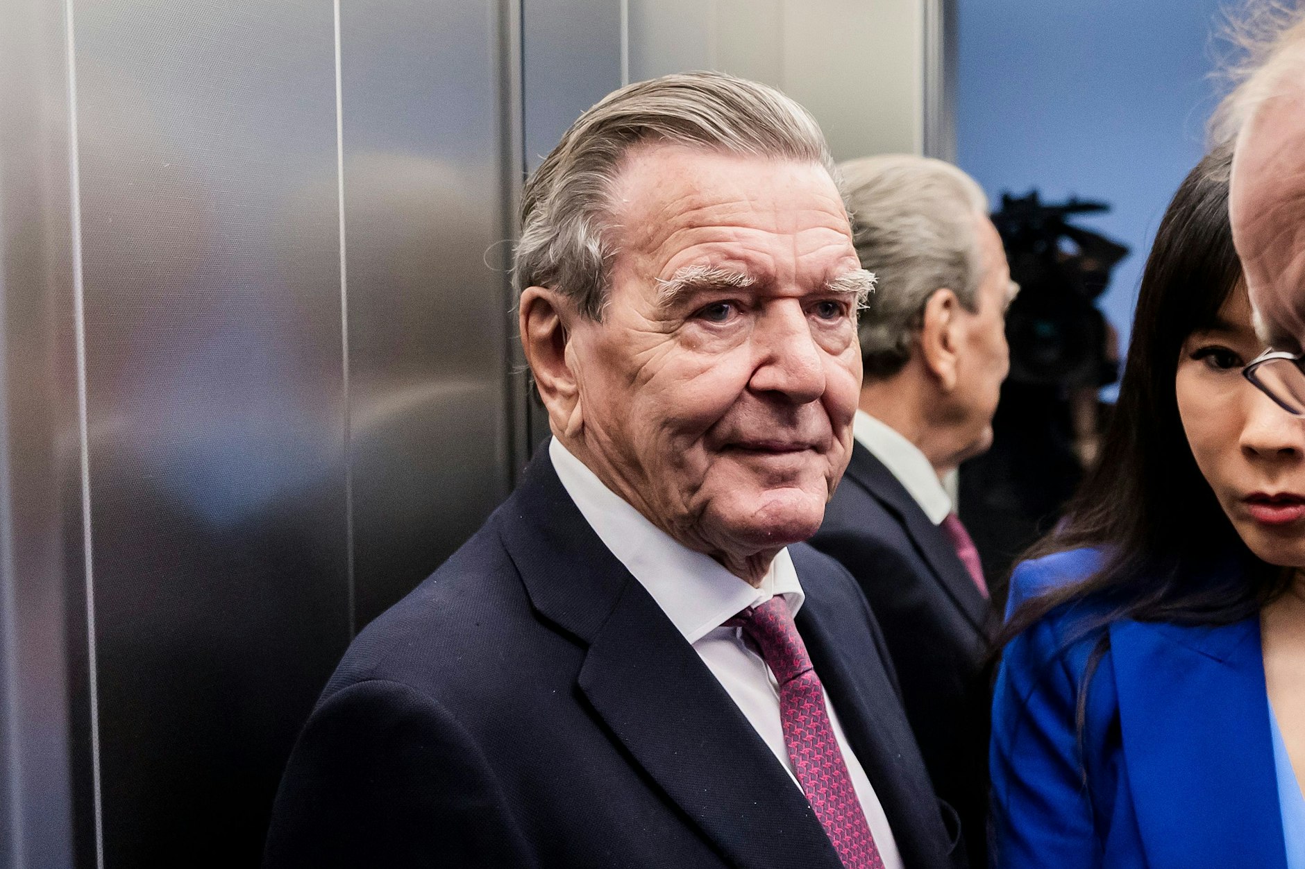 Altkanzler Gerhard Schröder (SPD, l.) will nun noch zu Nord-Stream-2 aussagen.