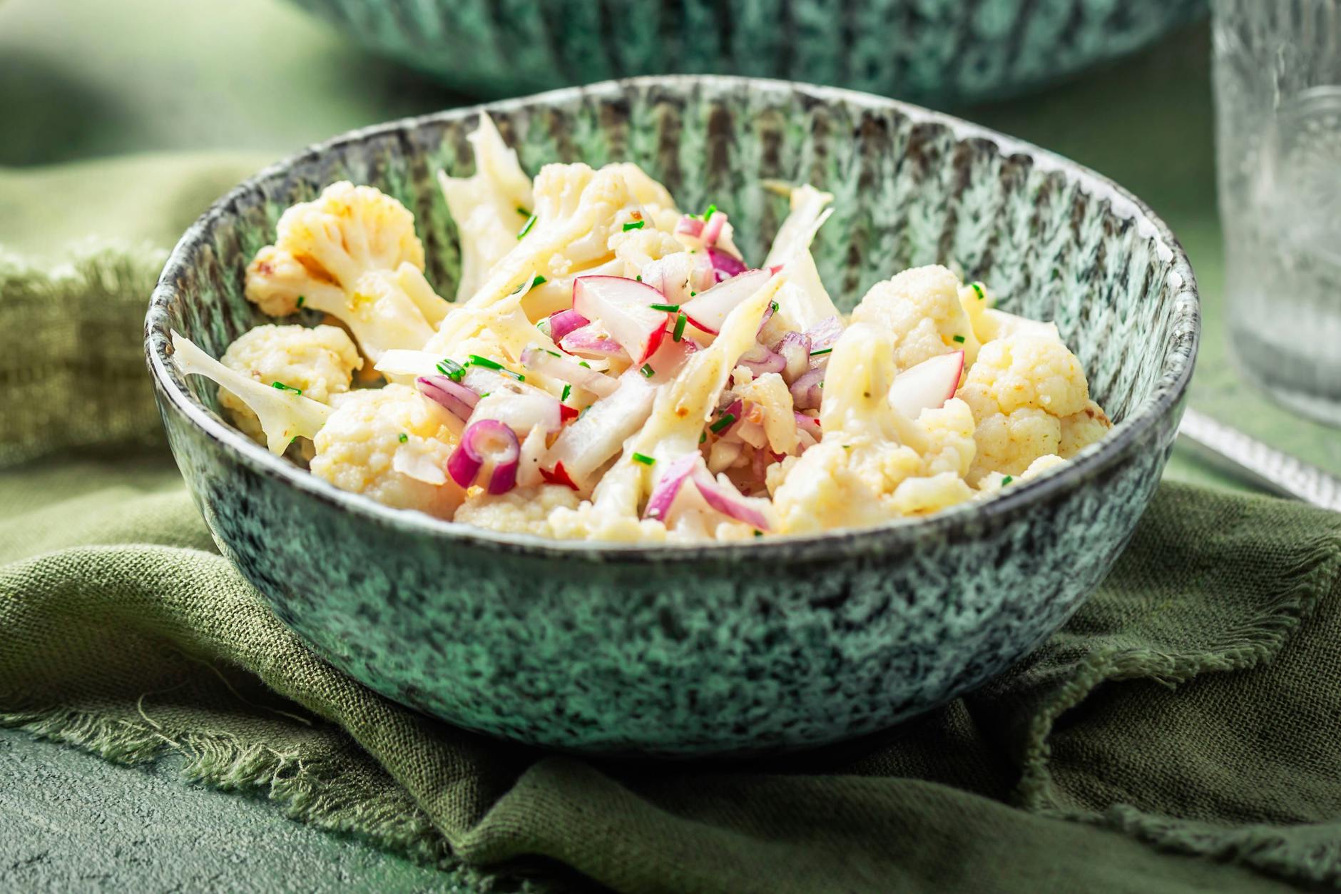 Blumenkohlsalat ist die perfekte Alternative zum Grillen. Für den herrlichen Salat gibt es verschiedene Rezepte - wie hier mit roten Zwiebeln und Radieschen. Doch unser Rezept für Blumenkohlsalat ist viel einfacher!