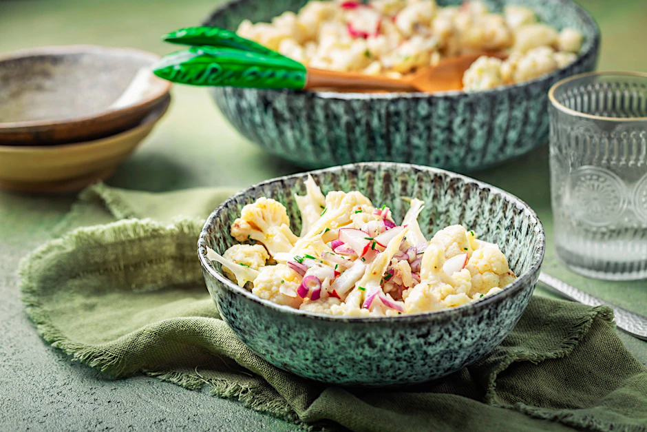 Blumenkohlsalat ist die perfekte Alternative zum Grillen. Für den herrlichen Salat gibt es verschiedene Rezepte - wie hier mit roten Zwiebeln und Radieschen. Doch unser Rezept für Blumenkohlsalat ist viel einfacher!