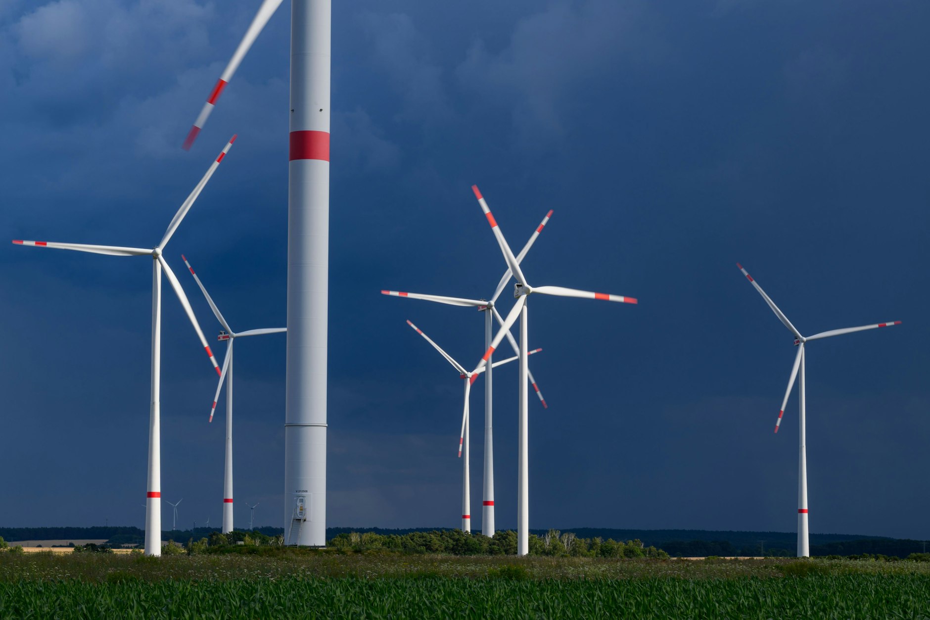 Die in Deutschland erzeugte Strommenge aus Windenergie ist im ersten Halbjahr stark zurückgegangen.