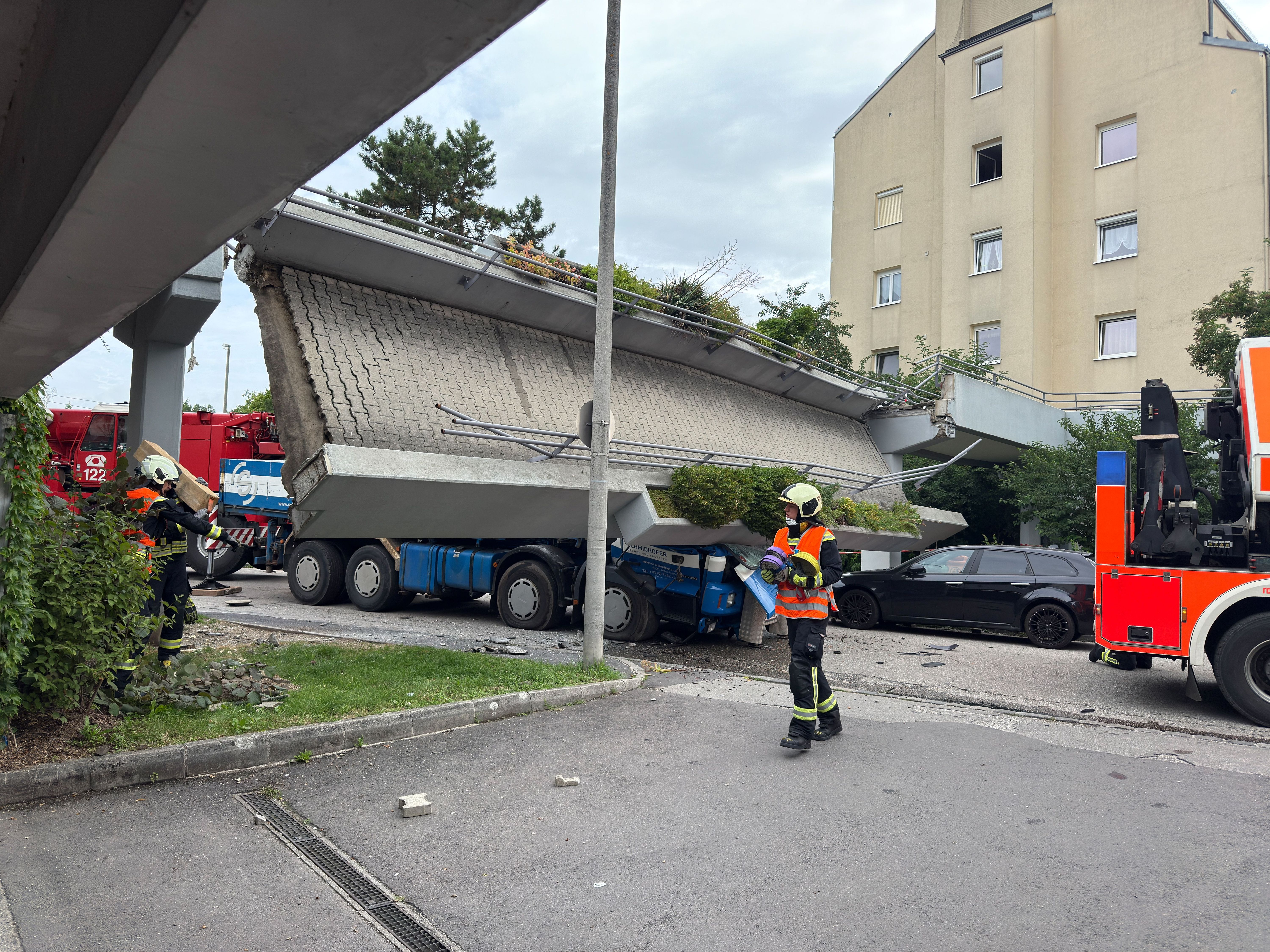 Horror-Unfall: 40 Tonnen schwere Brücke stürzt ab – Lkw zerquetscht!