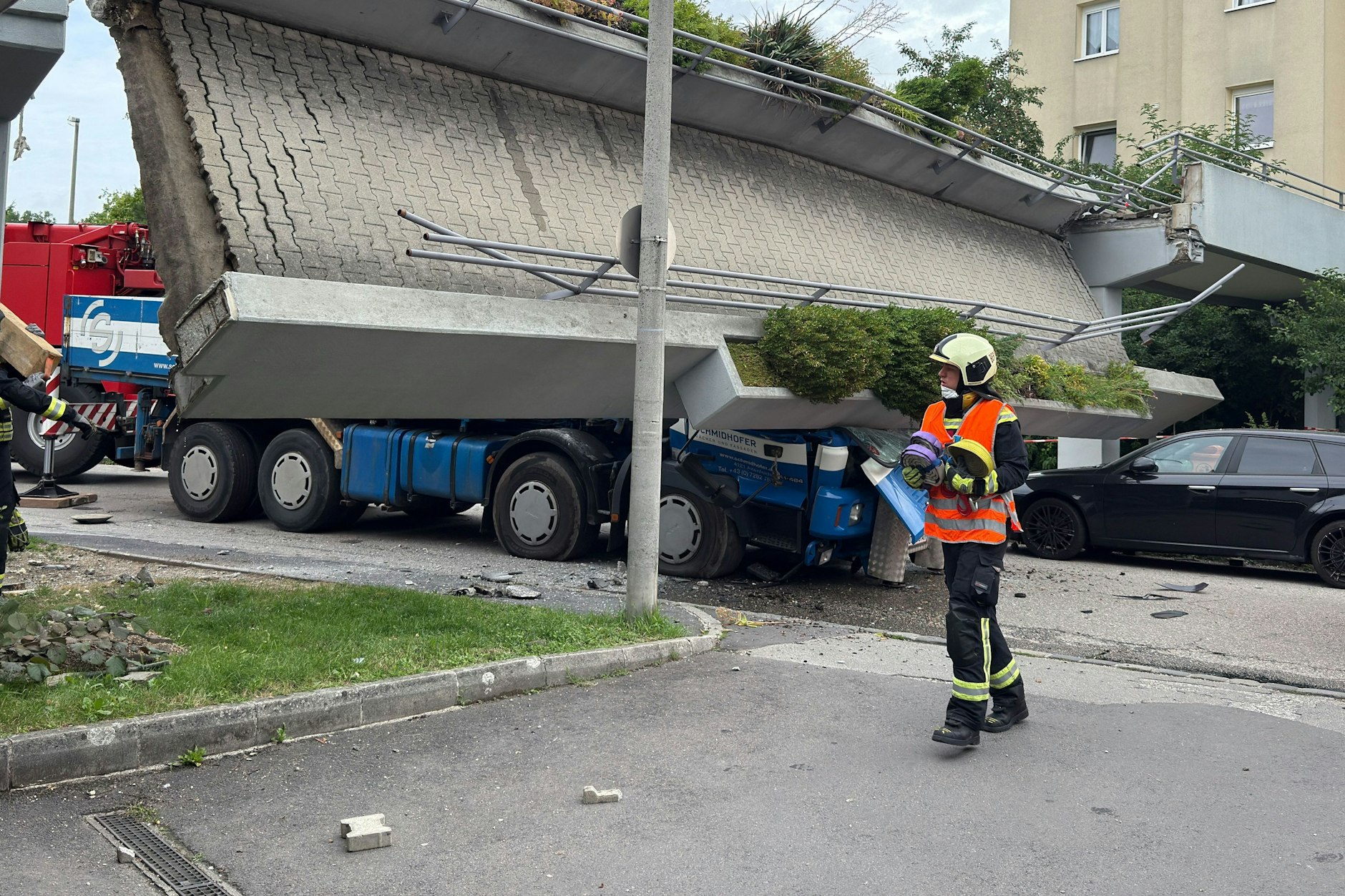 Die Fußgängerüberführung in Linz stürzte auf den Lkw, die Fahrerkabien mit zwei jungen Männern drin wurde zusammengequetscht.