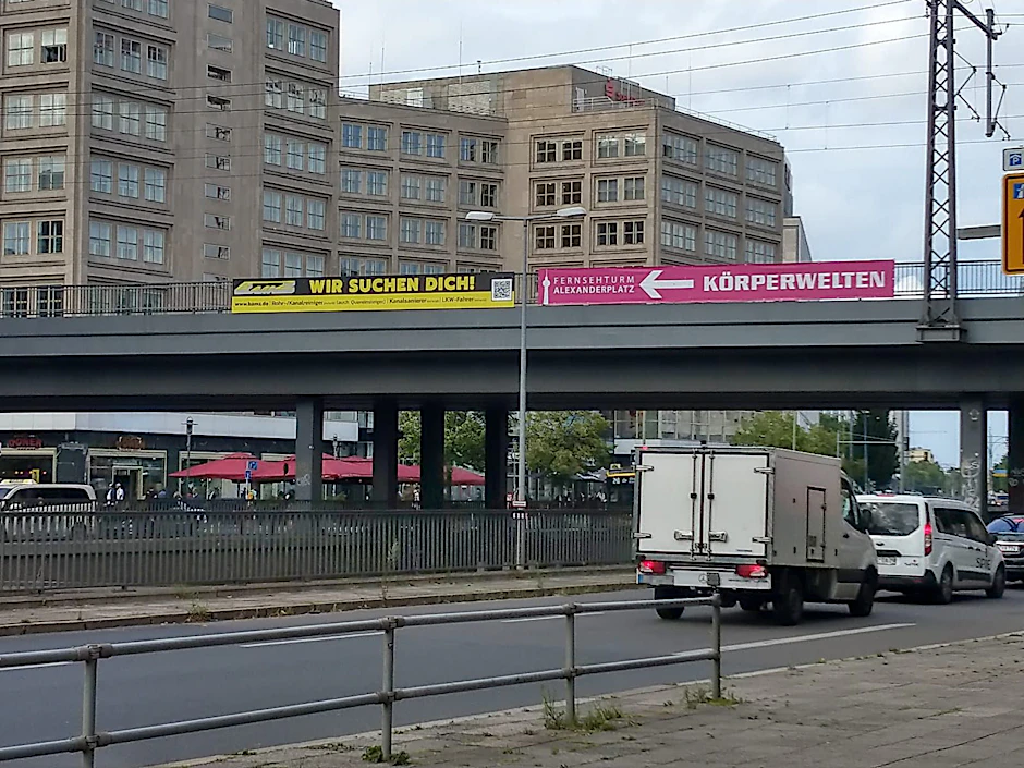 Diese Werbungen beim Alexanderplatz könnten lustiger aufeinander abgestimmt nicht sein.
