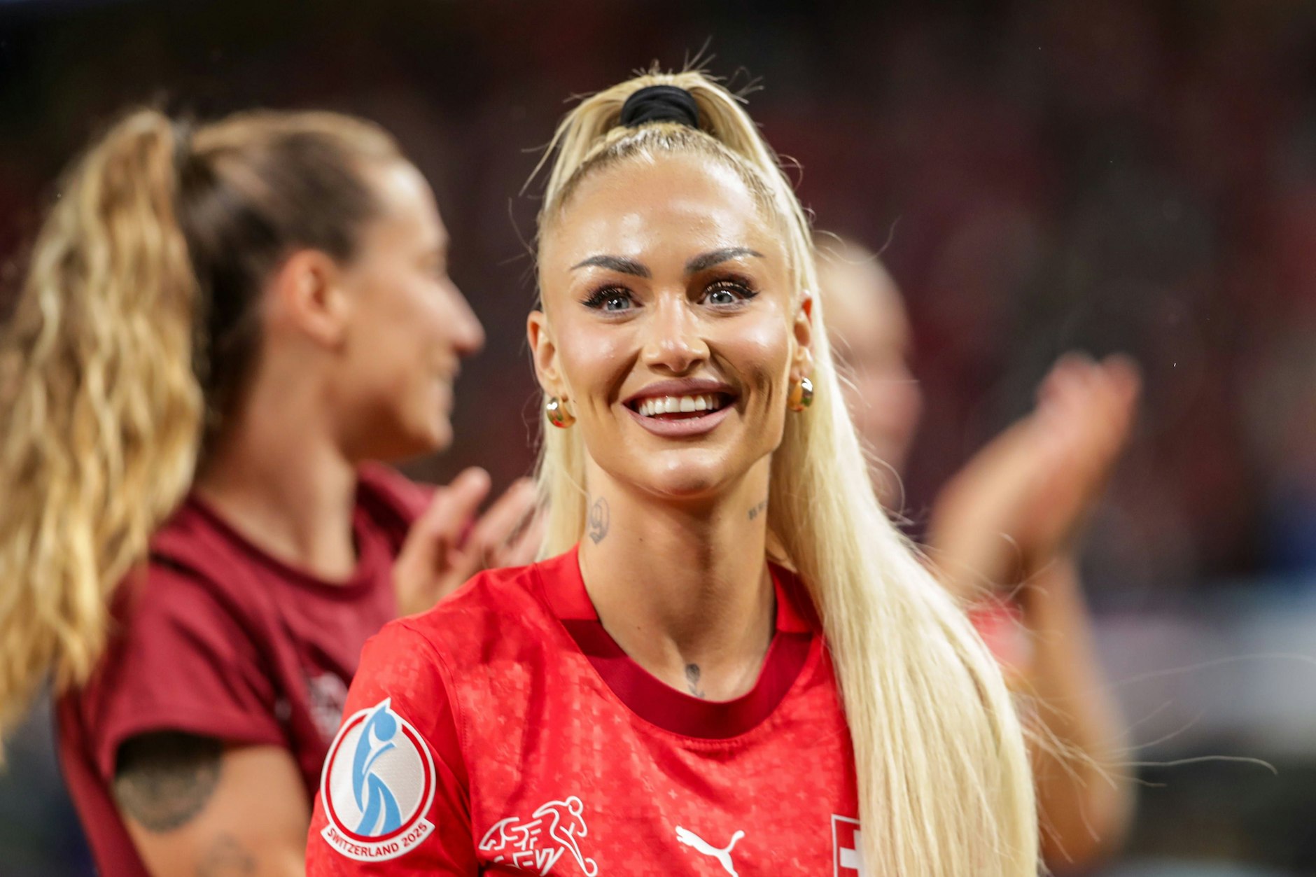 Passt gut! Das Wort „brave“ (auf Deutsch: „mutig“) ziert den Hals der 26-jährigen Fußballerin.