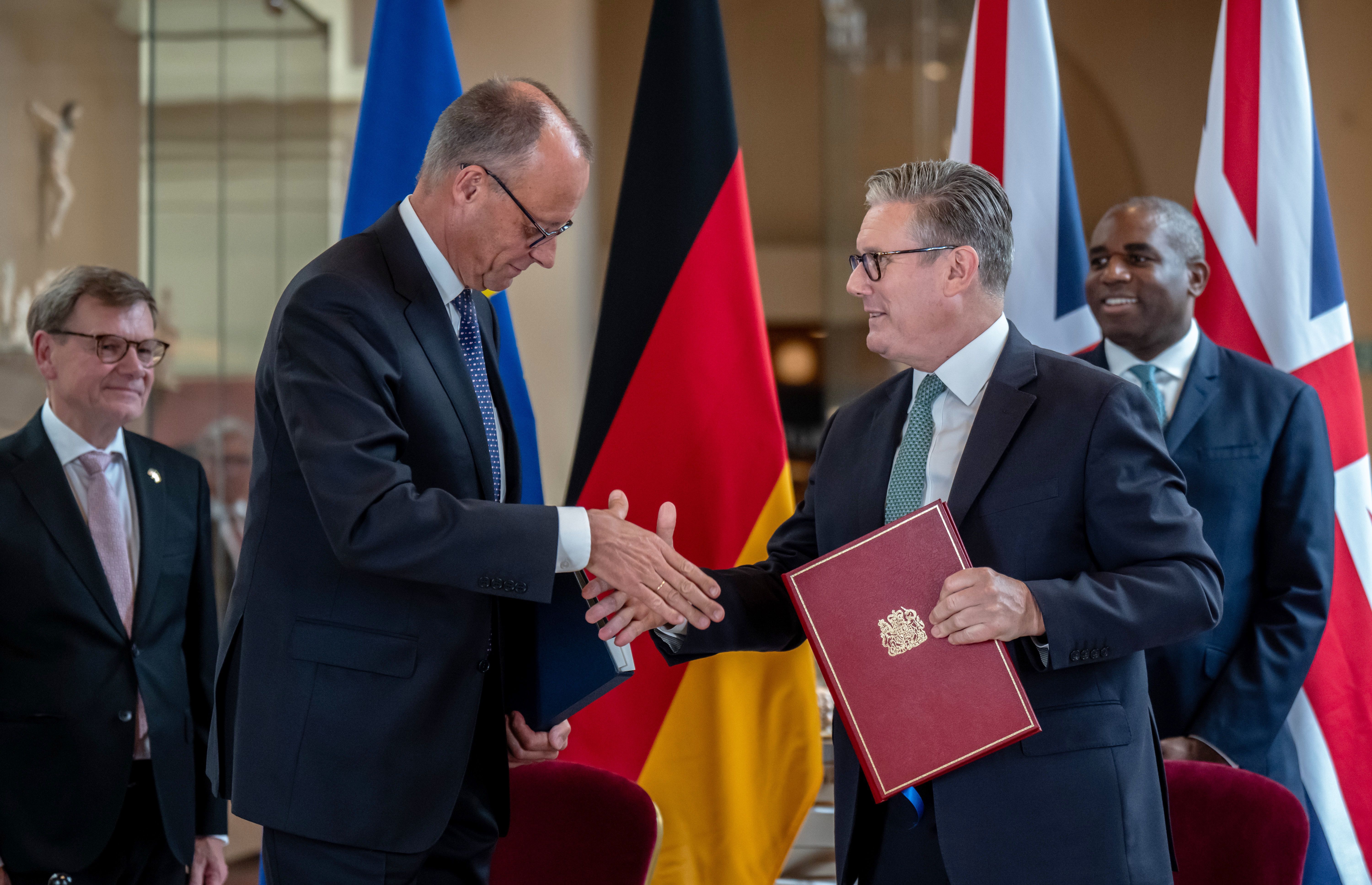 Image - Merz und Starmer unterzeichnen Beistandsklausel: Ziehen wir bald mit den Briten in den Krieg?