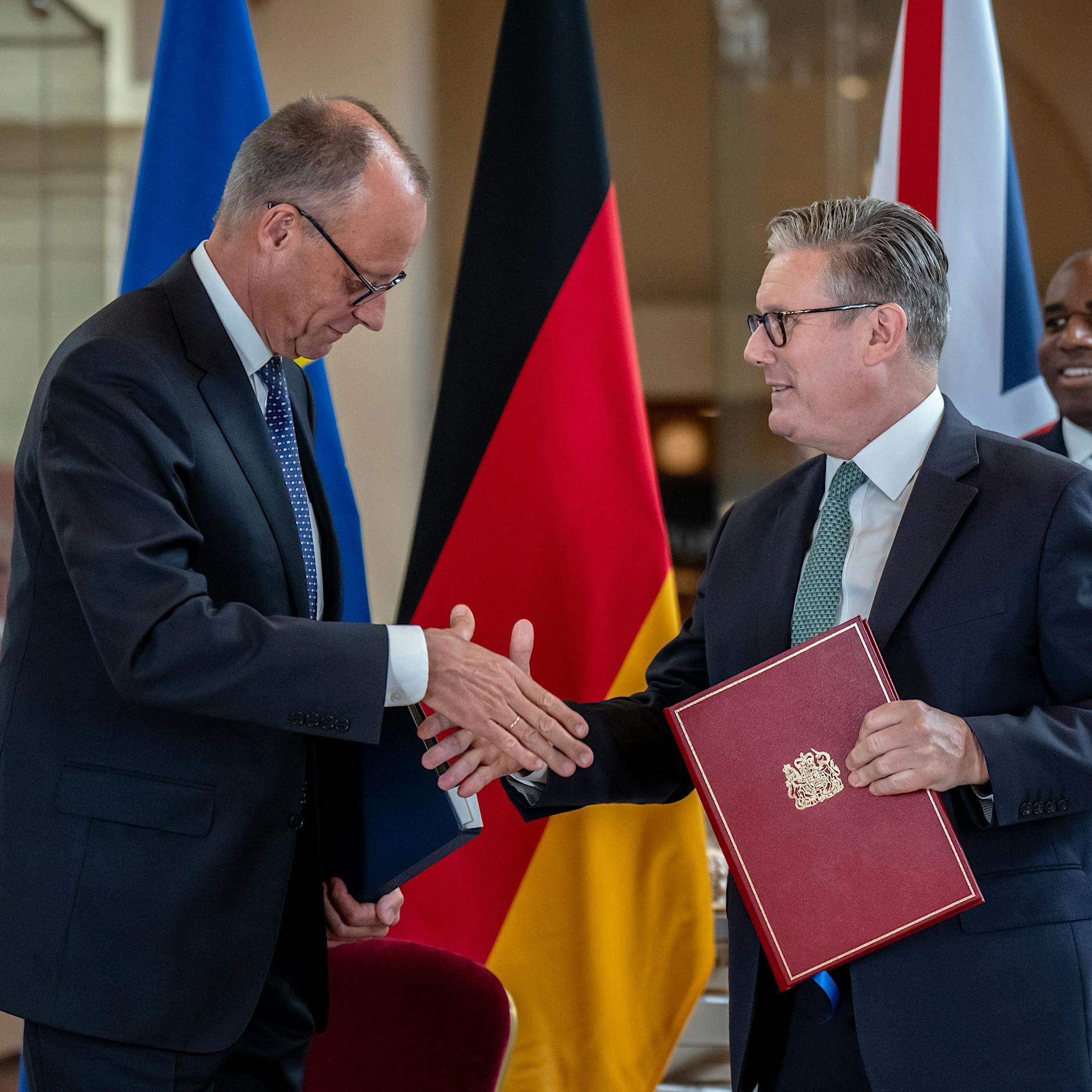 Merz und Starmer unterzeichnen Beistandsklausel: Ziehen wir bald mit den Briten in den Krieg?