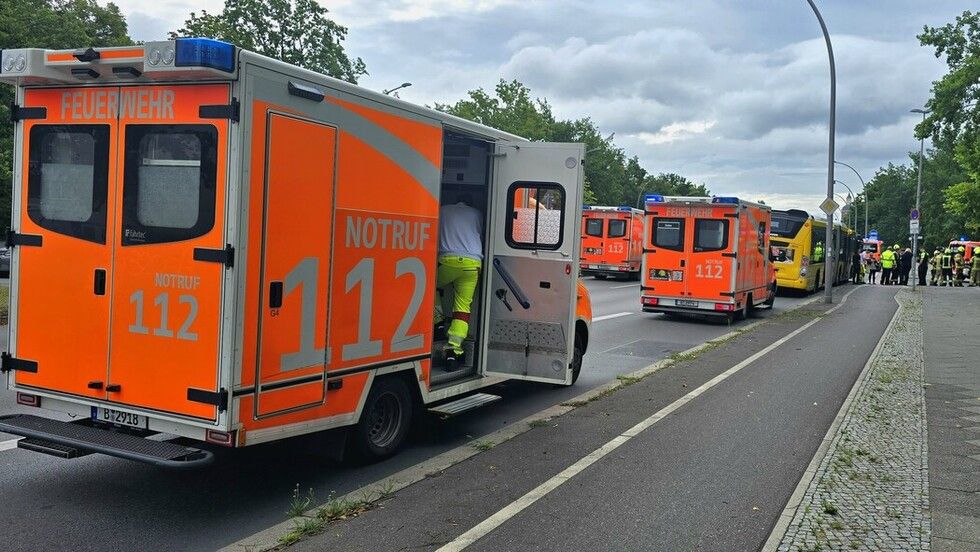Unfall in Spandau: Bus mit Schulkindern kollidiert mit Pkw – mehrere Verletzte