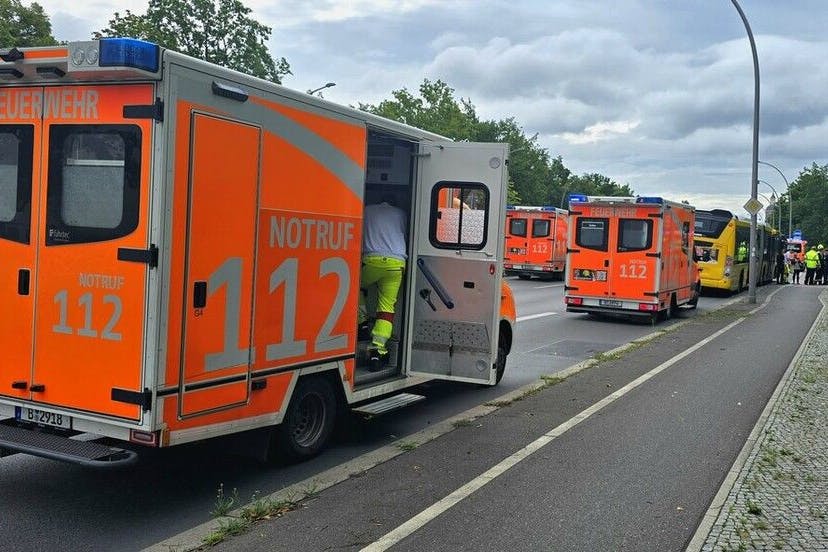 Die Einsatzkräfte sind mit mehreren Wagen vor Ort.