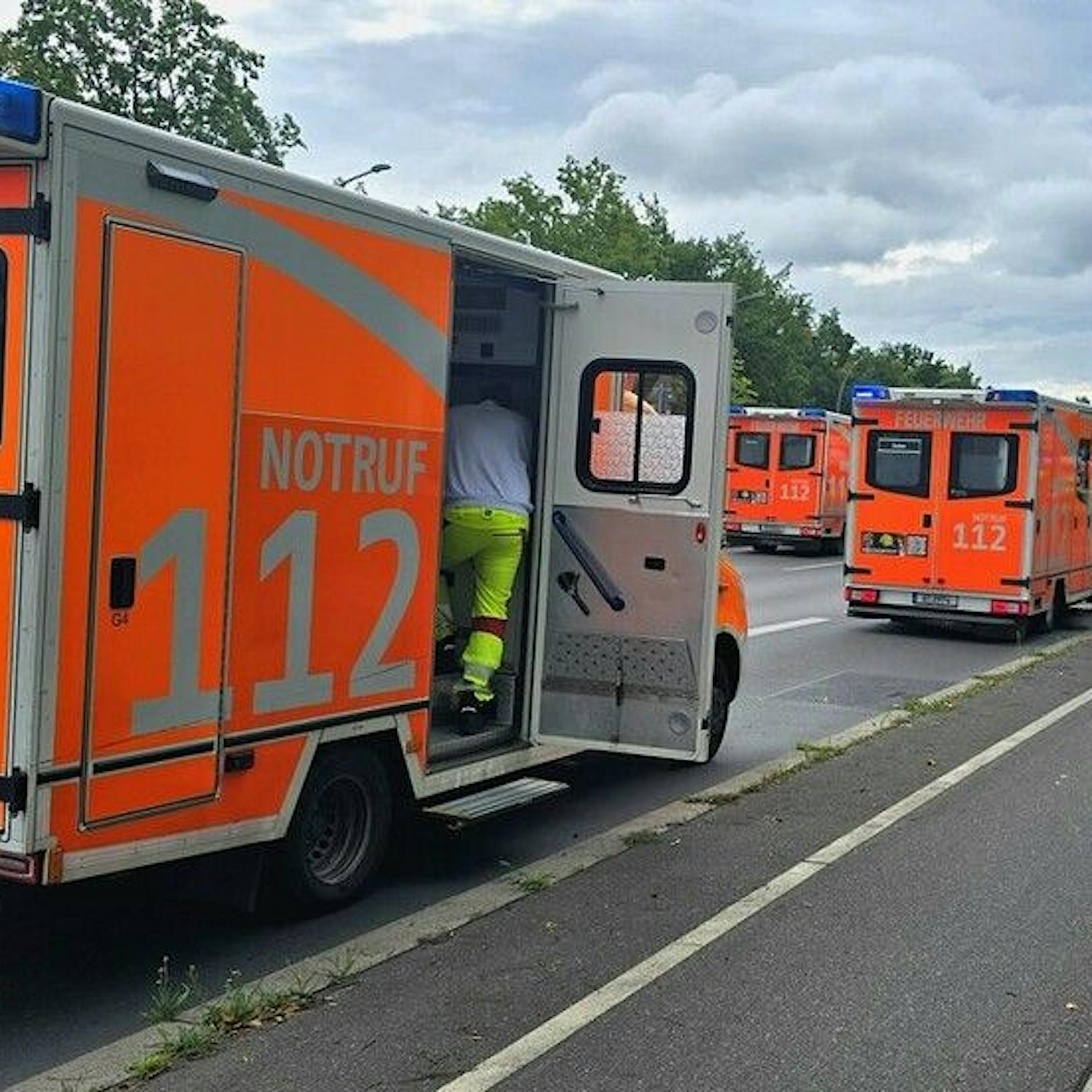 Unfall in Spandau: Bus mit Schulkindern kollidiert mit Pkw – mehrere Verletzte