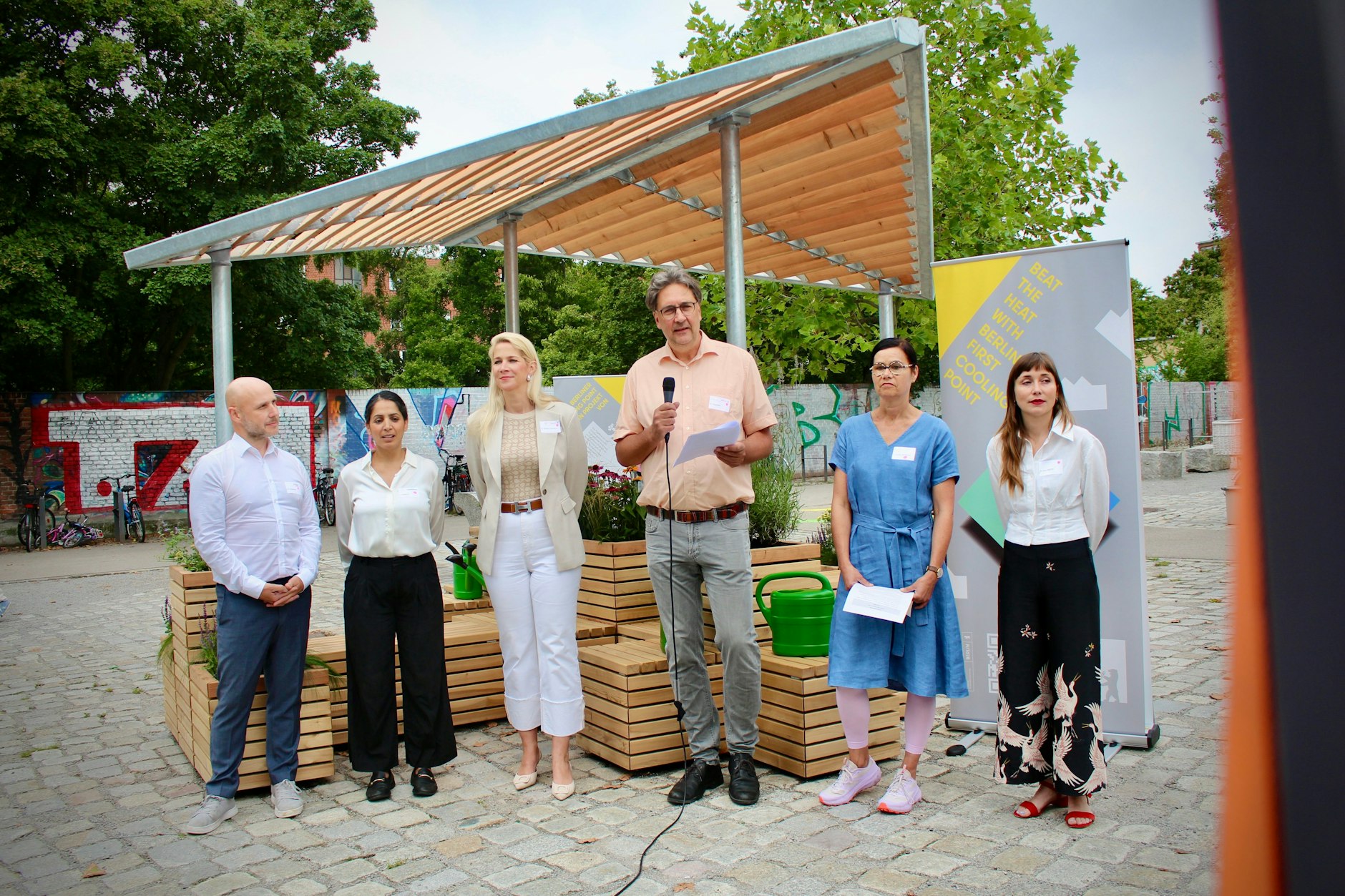 Vertreter der vielen Beteiligten an dem Projekt stellen Berlins ersten „Cooling Point“ im Mauerpark vor.