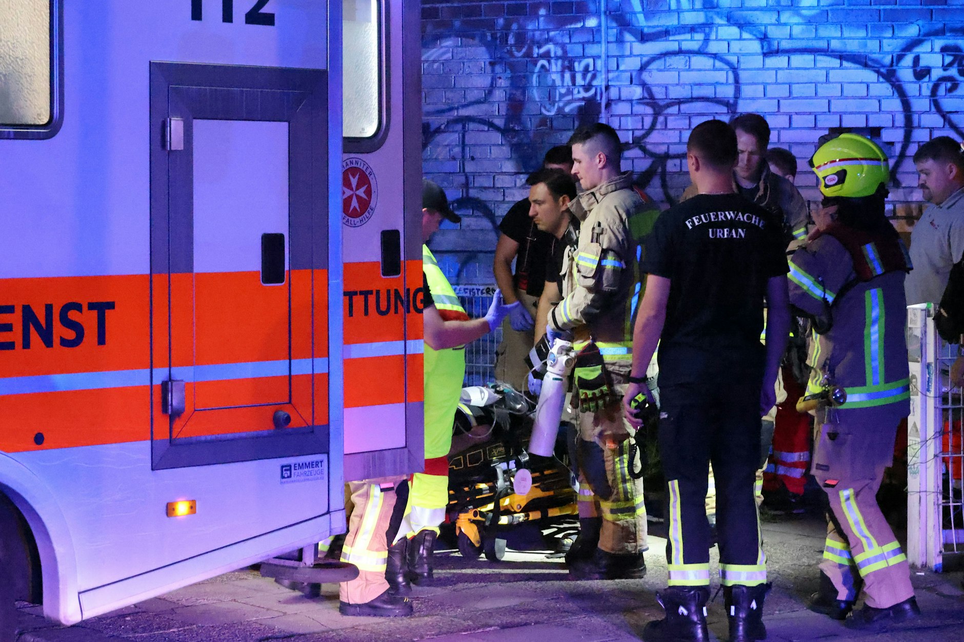 Kurz nach 23 Uhr an der Jannowitzbrücke: Die Retter der Feuerwehr müssen ein Mann reanimieren, der zuvor in die Spree gesprungen war.