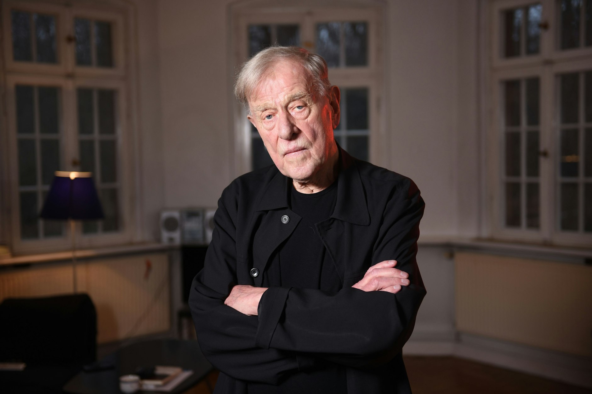 Claus Peymann 2023 in seinem Haus in Köpenick