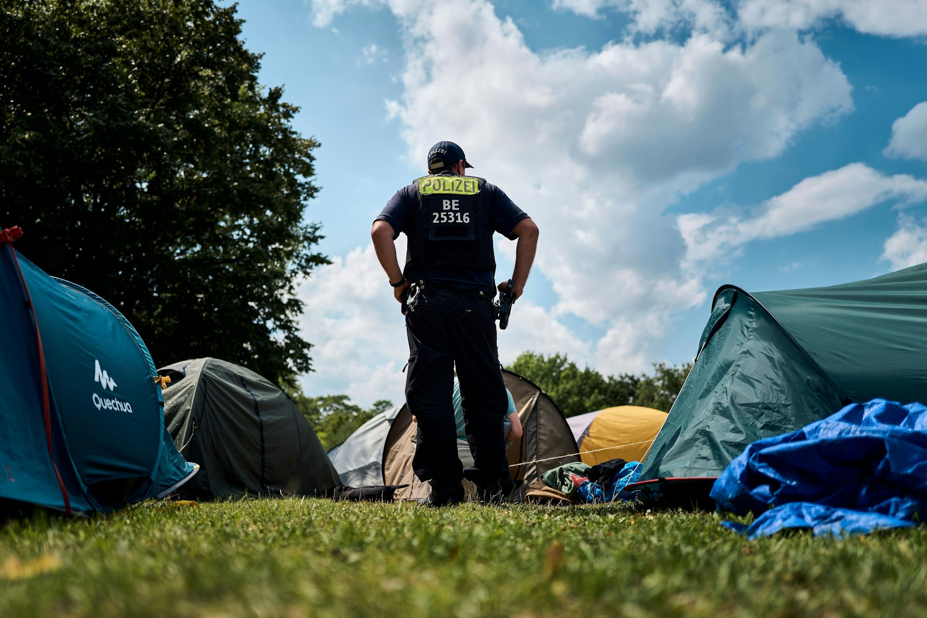 Ein Polizist bewacht den Abbau des propalästinensischen Protestcamps im Regierungsviertel.