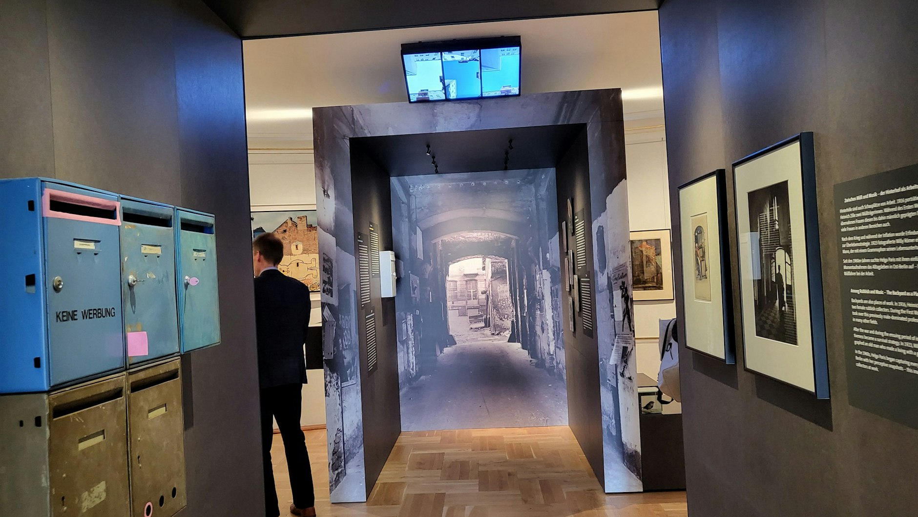 Willkommen im Berliner Hinterhof: Durch einen Flur betreten Besucher die Ausstellung „Berliner Höfe. Zwischen Alltag, Arbeit und Begegnung“ – und gehen auf einen typischen Hinterhof in der Brunnenstraße zu.