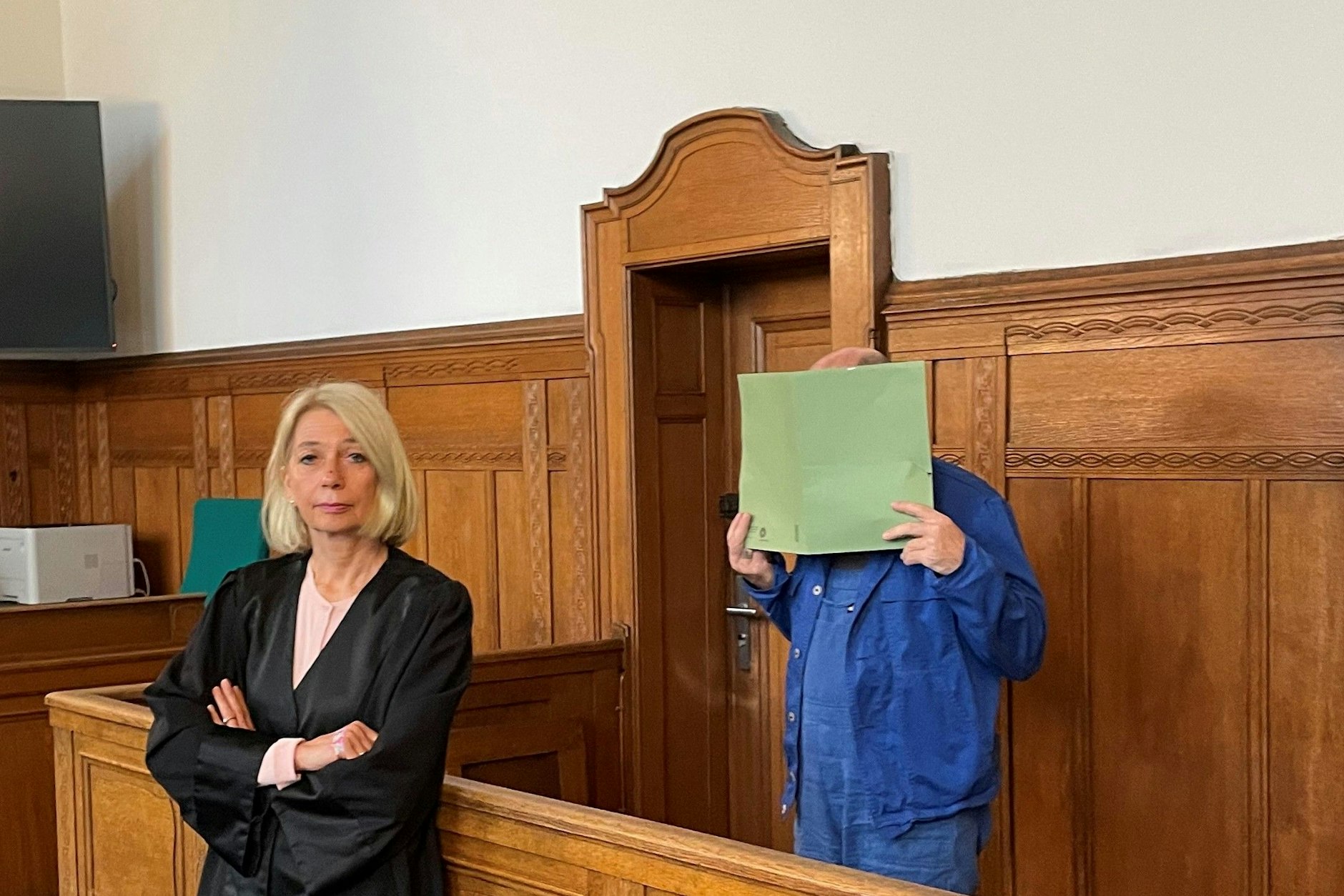 Im Blaumann: der Angeklagte Maciej Z. (50) mit seiner Verteidigerin.