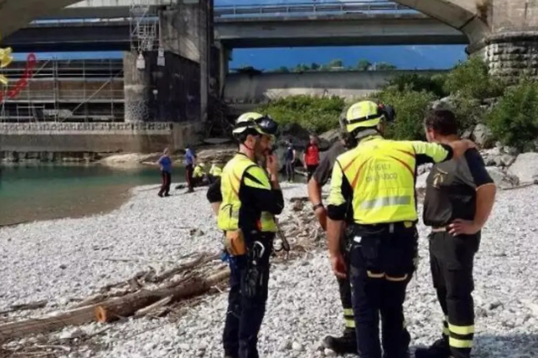 Dei Rettungskräfte der Feuerwehr am Unglücksort am Fluss Piave in Venetien. Sie konnten nichts mehr für die 15-jährige Gaia tun.