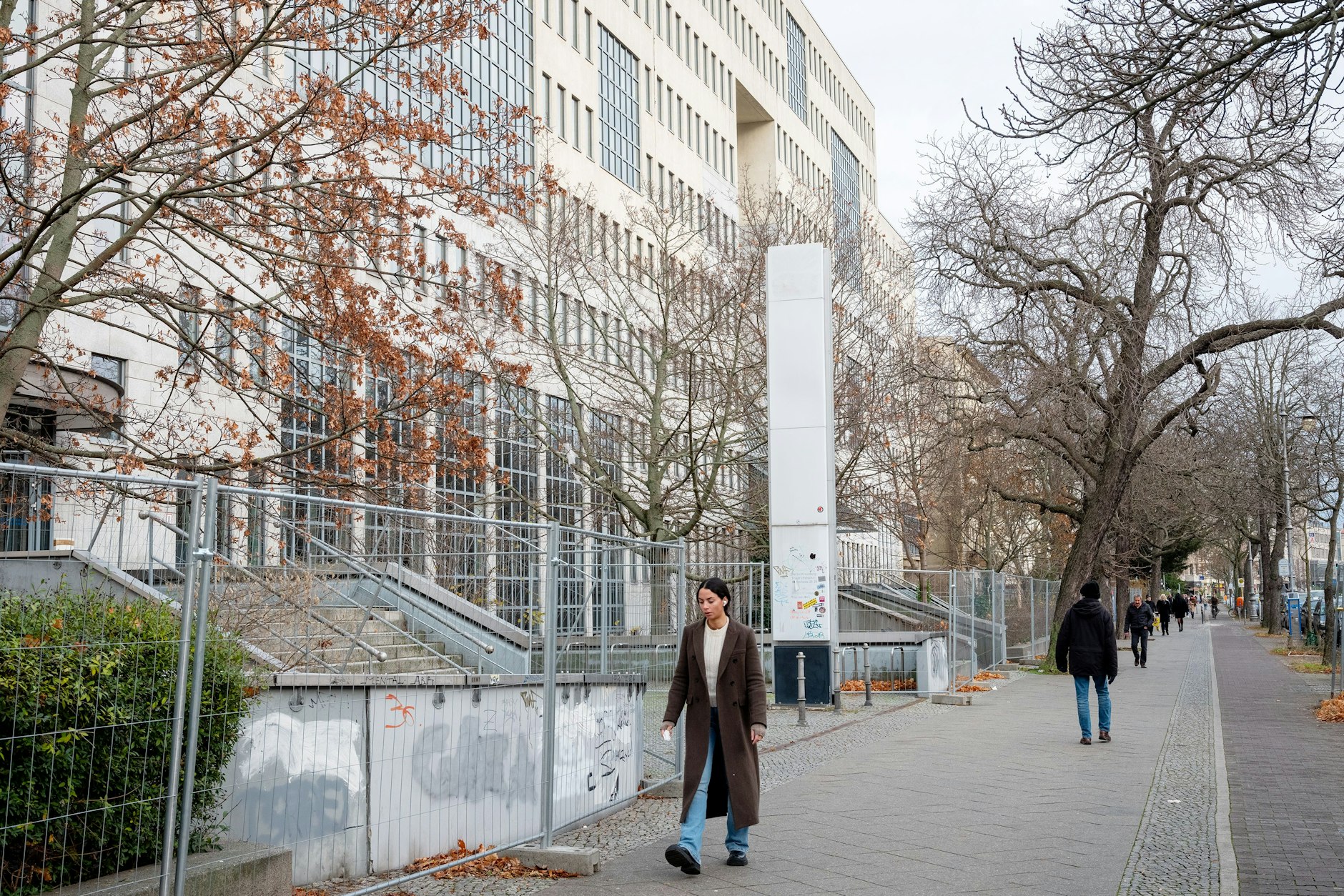 Das Bürogebäude zwischen Südstern und Hermannplatz an der Straße Hasenheide wird zu einer Geflüchtetenunterkunft umgebaut.
