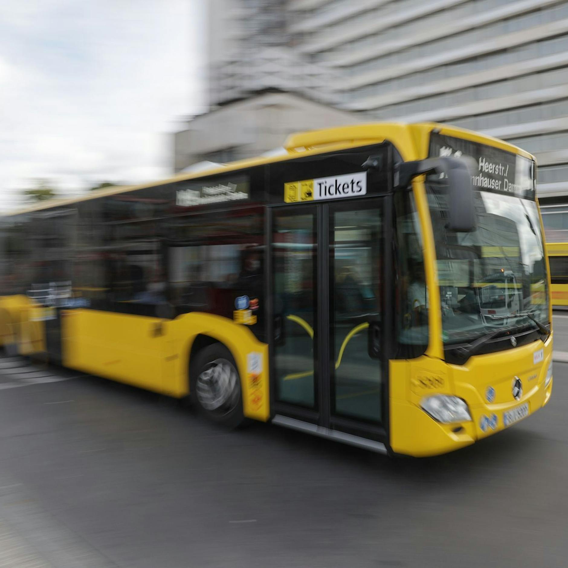 Neukölln: Männergruppe belästigt Transfrauen in Nachtbus sexuell