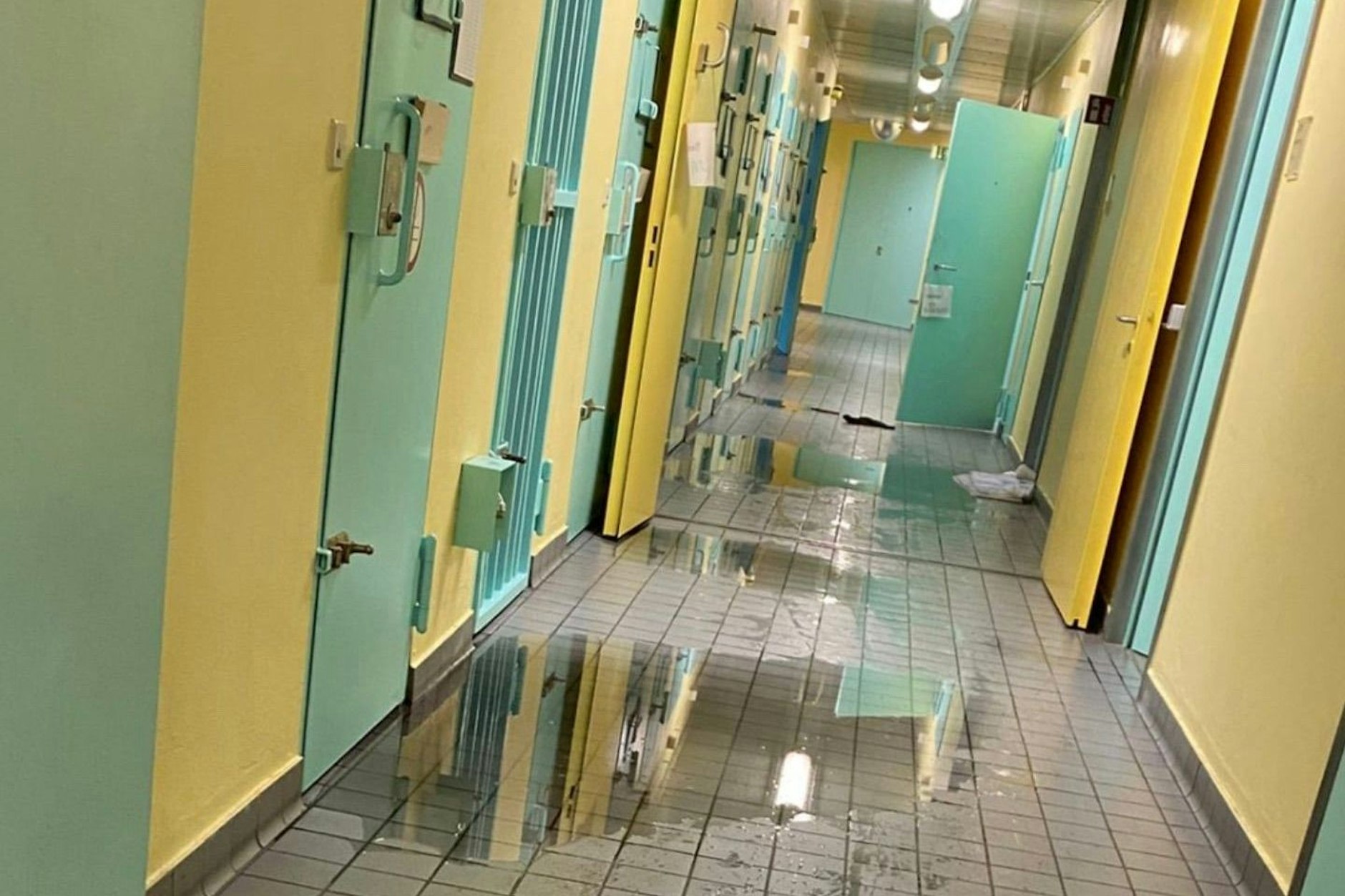 In der Gefangenensammelstelle am Tempelhofer Damm drückt das Abwasser nach oben.