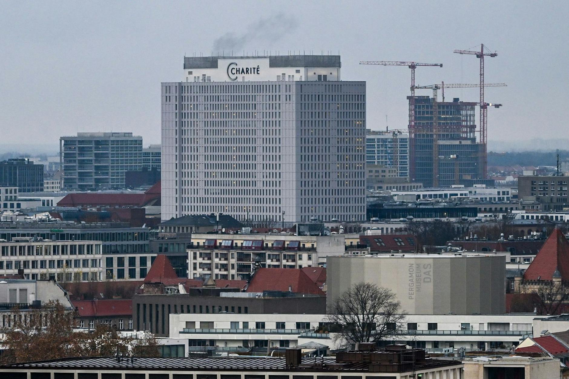 Das Bettenhaus der Charité in Mitte. Beim Ernstfall Pandemie hat das Uniklinikum eine Schlüsselrolle übernommen.