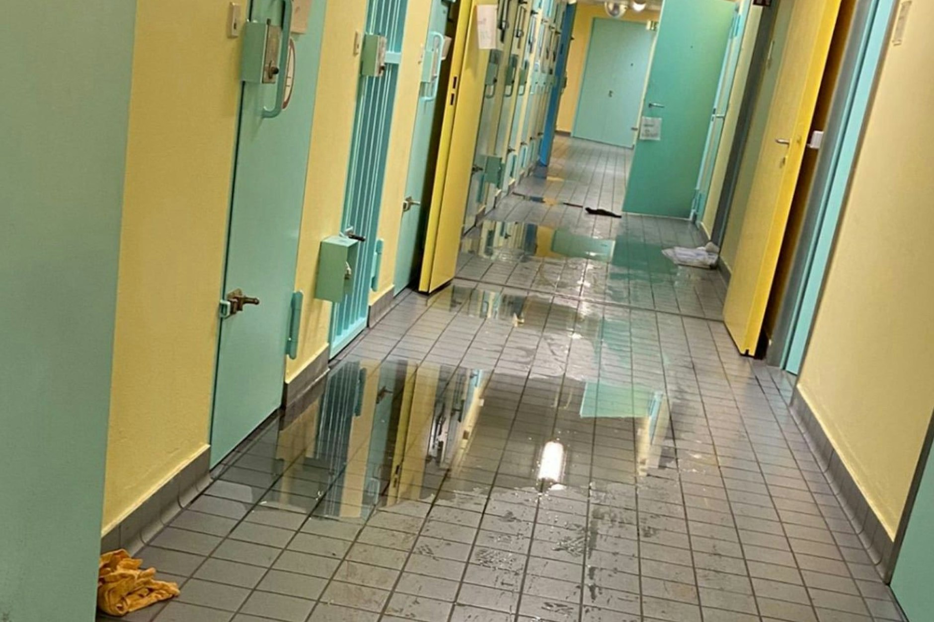 In der Gefangenensammelstelle am Tempelhofer Damm drückt das Abwasser nach oben und flutete den Gang.