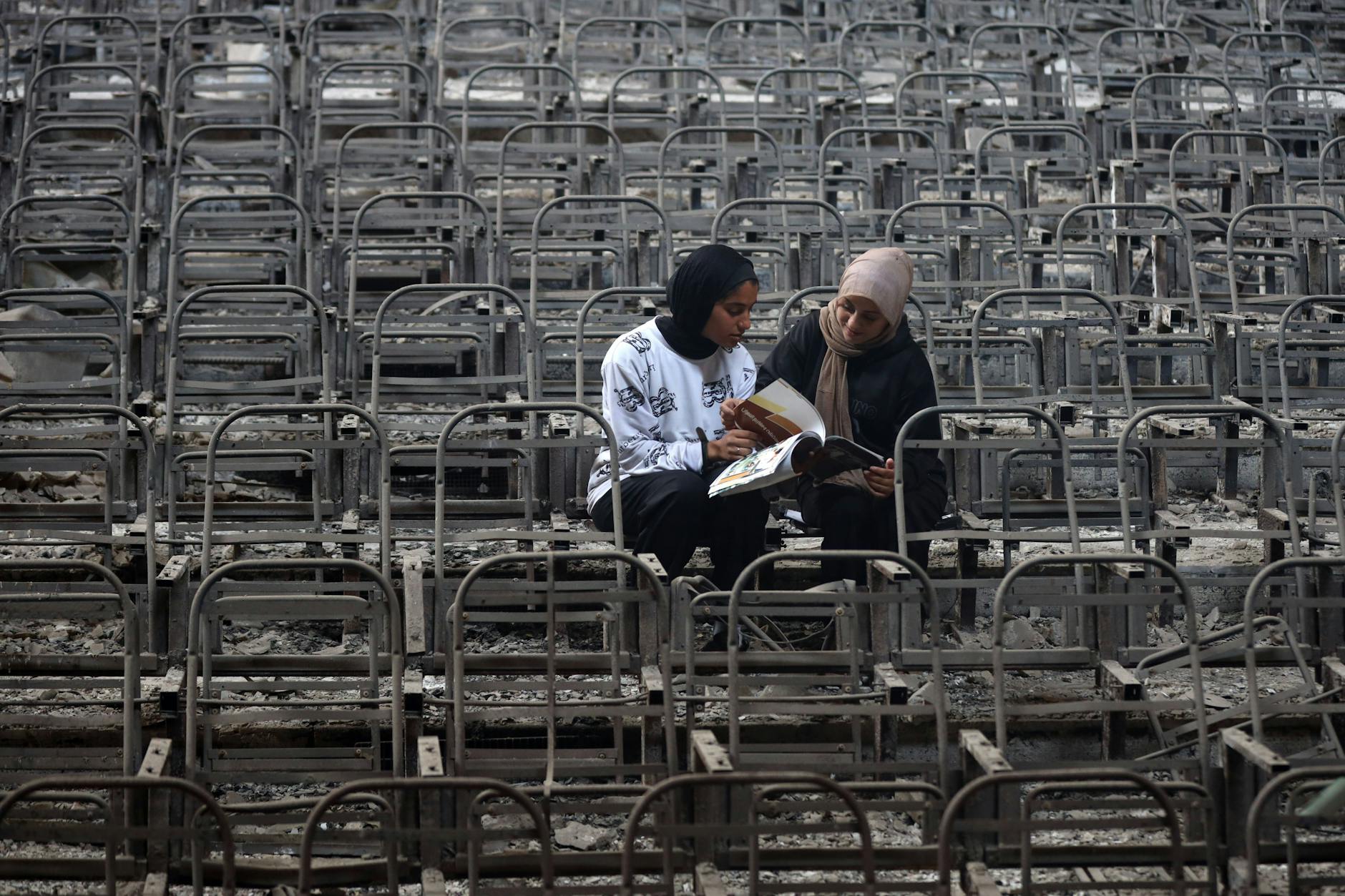 Palästinenserinnen in dem zerstörten Konferenzsaal der Islamischen Universität Gaza