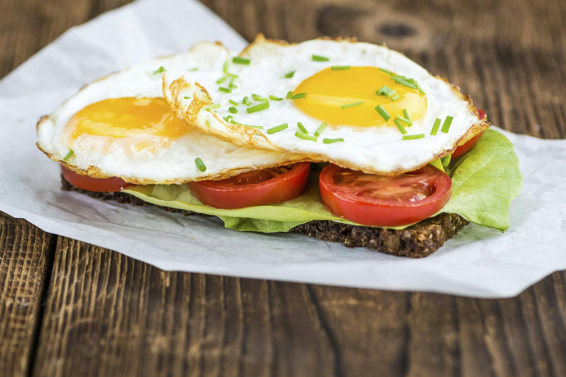 Nichts geht über eine leckere Stulle mit Spiegelei! Mit unserem Rezept für Kraftstulle aus der DDR gelingt Ihnen im Rekordtempo ein perfektes Abendbrot für die ganze Familie.