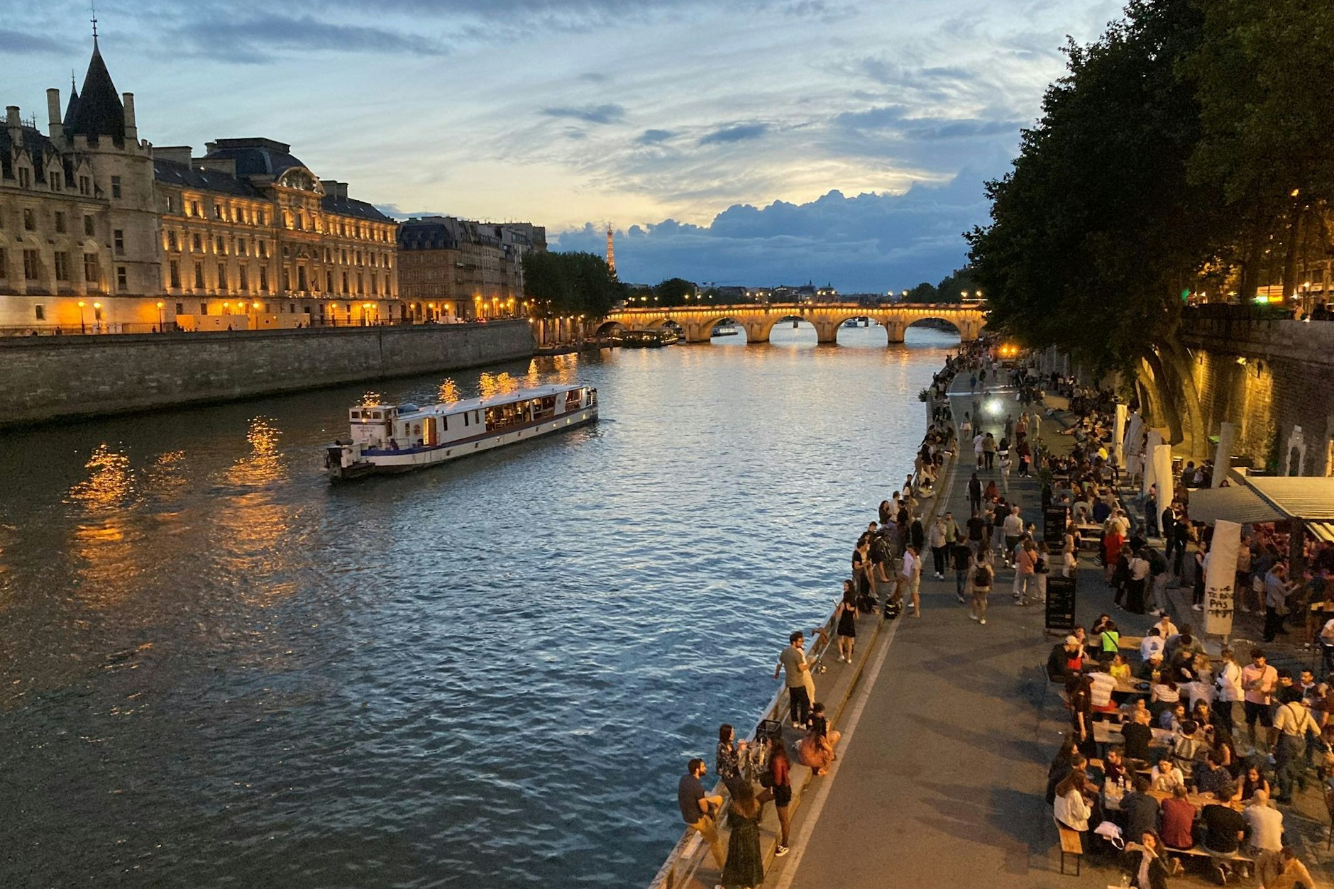 Verkehrswende in Paris: Bürgermeisterin Anne Hidalgo ließ die Schnellstraße am rechten Seineufer im Zentrum 2017 auf 3,3 Kilometer für Autos sperren. Doch die Fußgängerzone ist ein Provisorium.