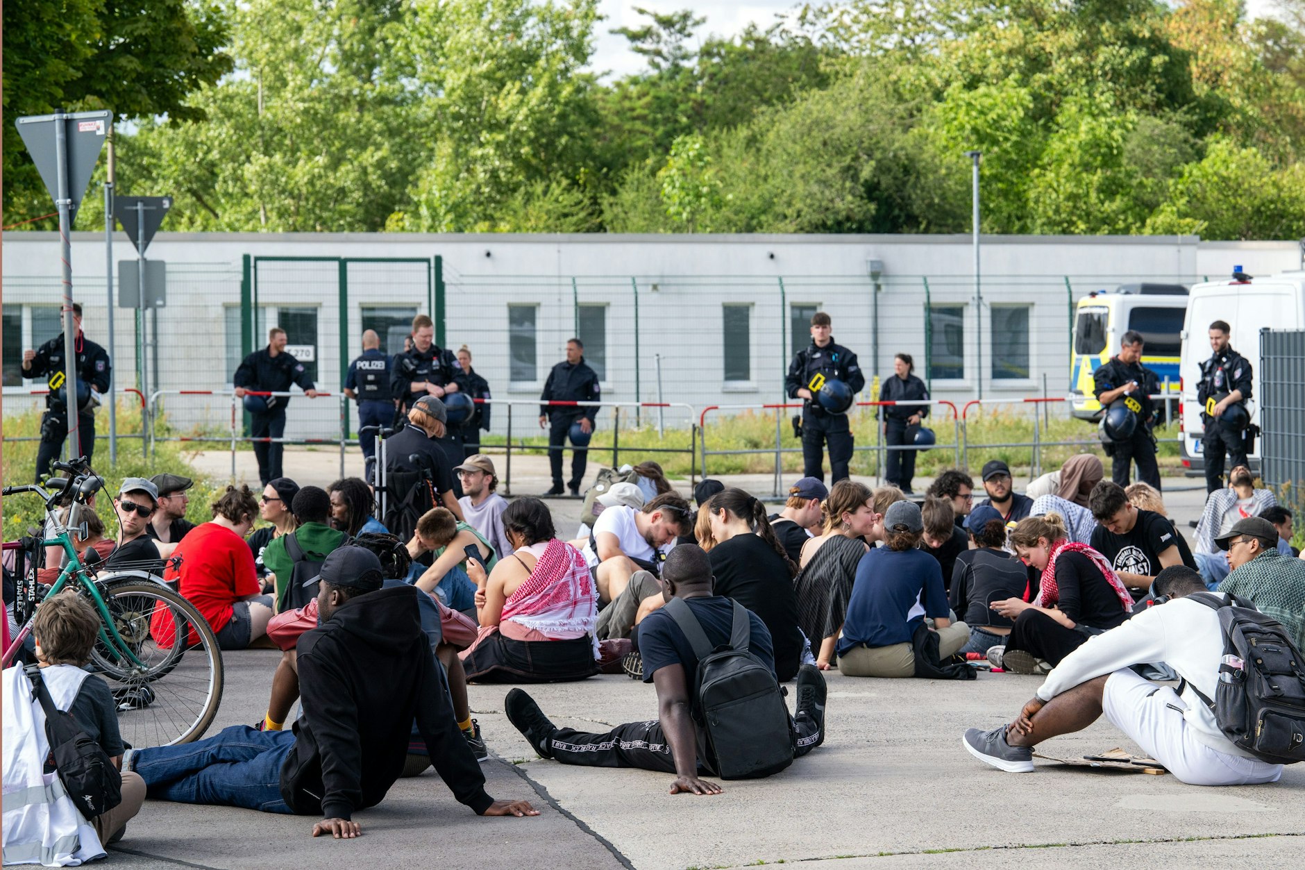 Teilnehmer einer Demonstration gegen das geplante Abschiebezentrum am Flughafen BER.