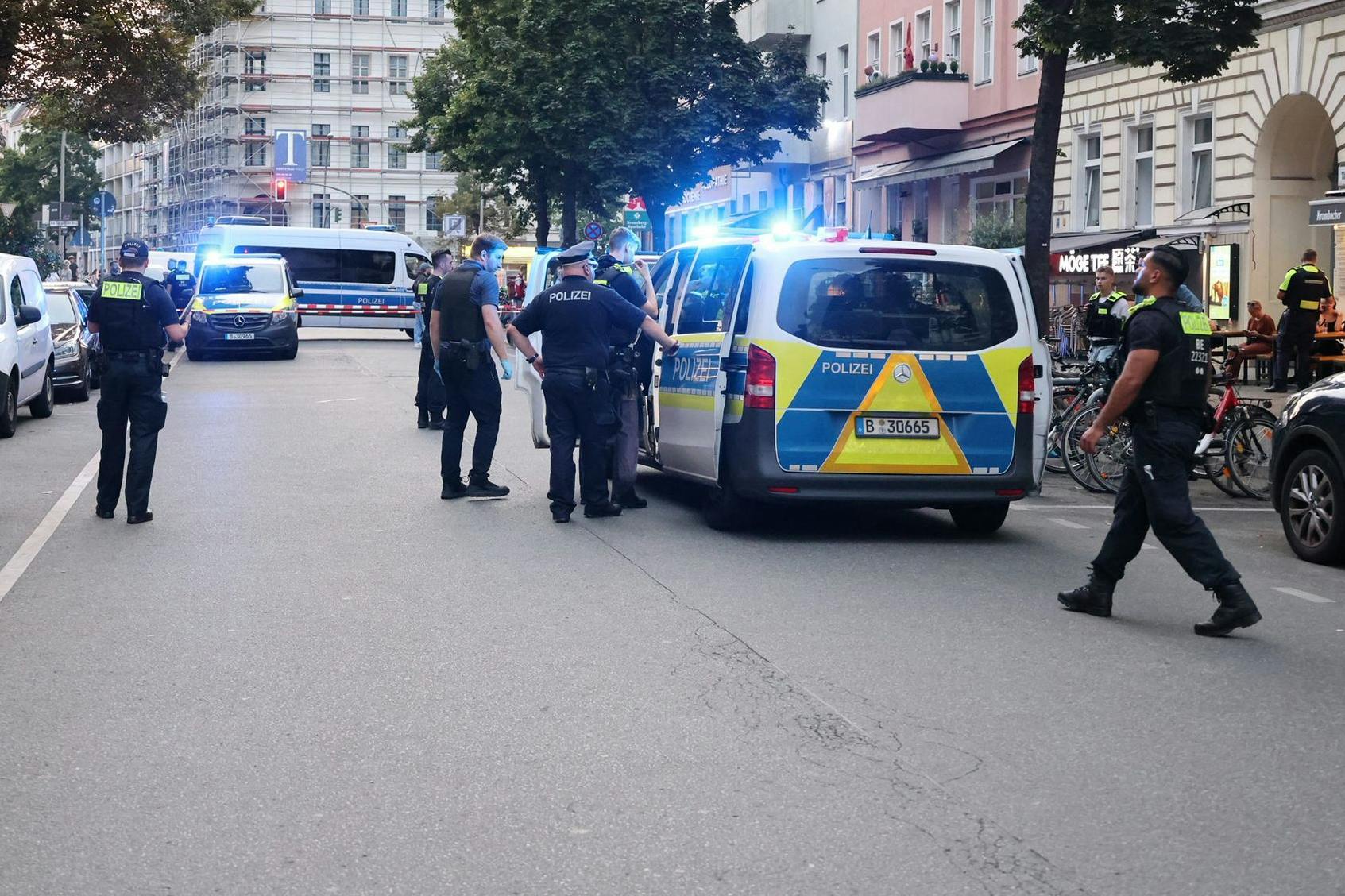 Vor einem asiatischen Restaurant kam es am Abend zu einem Polizeieinsatz, weil ein Mann durch Schüsse verletzt wurde. Er kam in ein Krankenhaus.