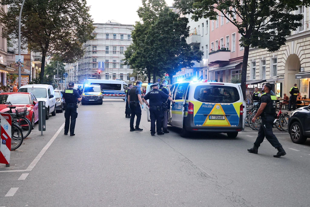Schüsse in Kreuzberg! Mann (26) bricht auf der Straße zusammen