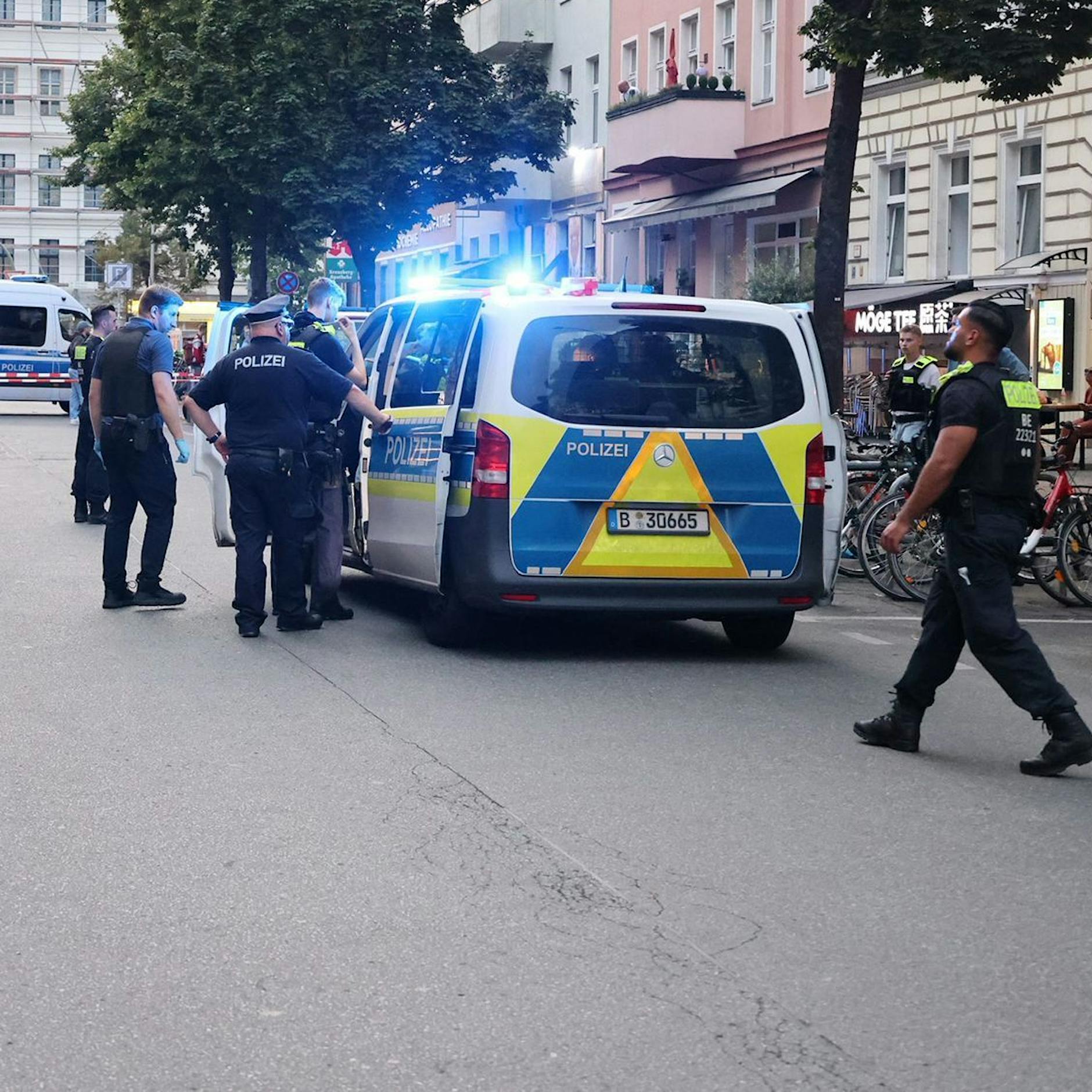 Schüsse in Kreuzberg! Mann (26) bricht auf der Straße zusammen